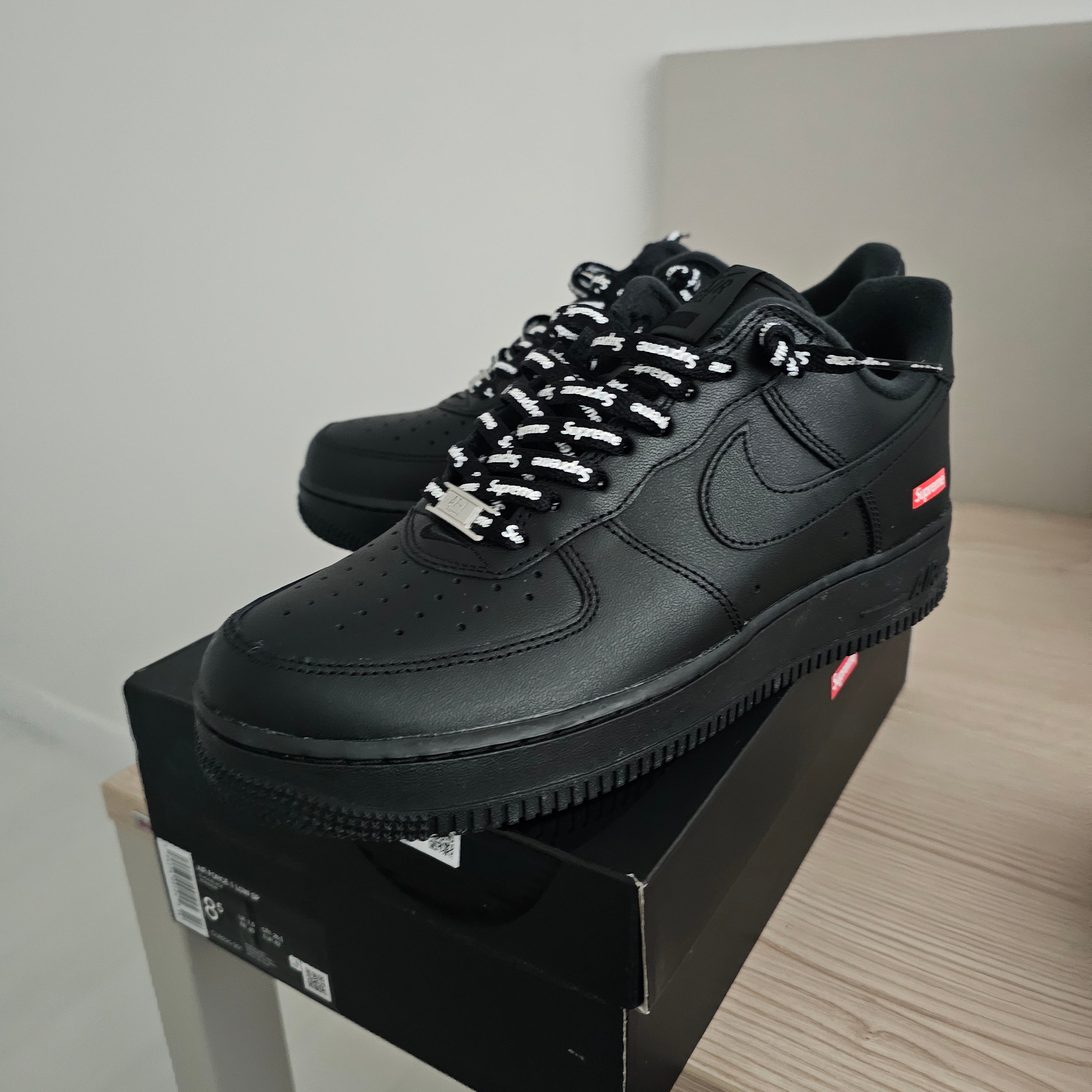 Nike x Supreme Air Force 1 Low Black 착용 스타일 - 1