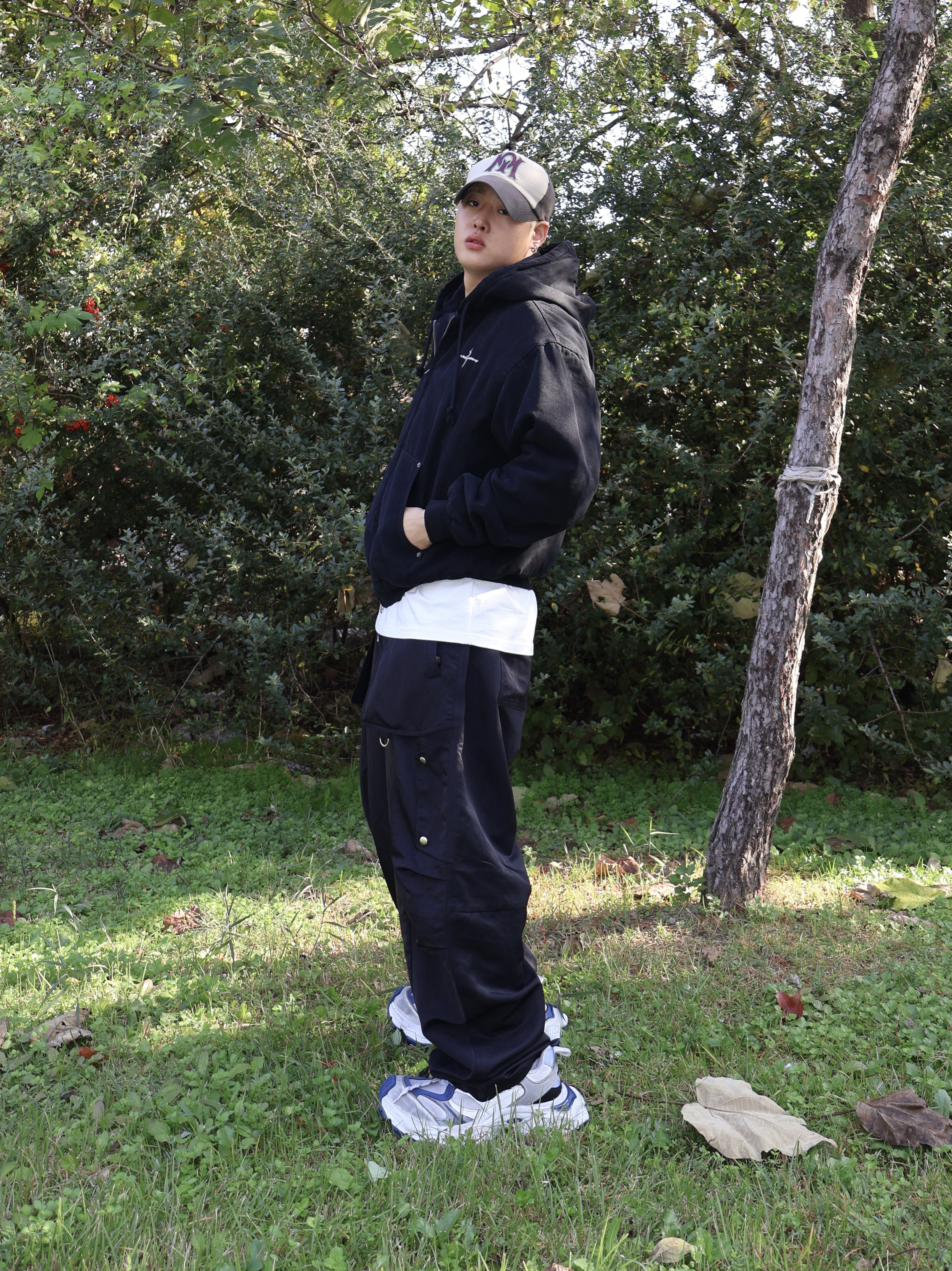 Balenciaga Cargo Sneakers Grey White Blue 착용 스타일 - 3