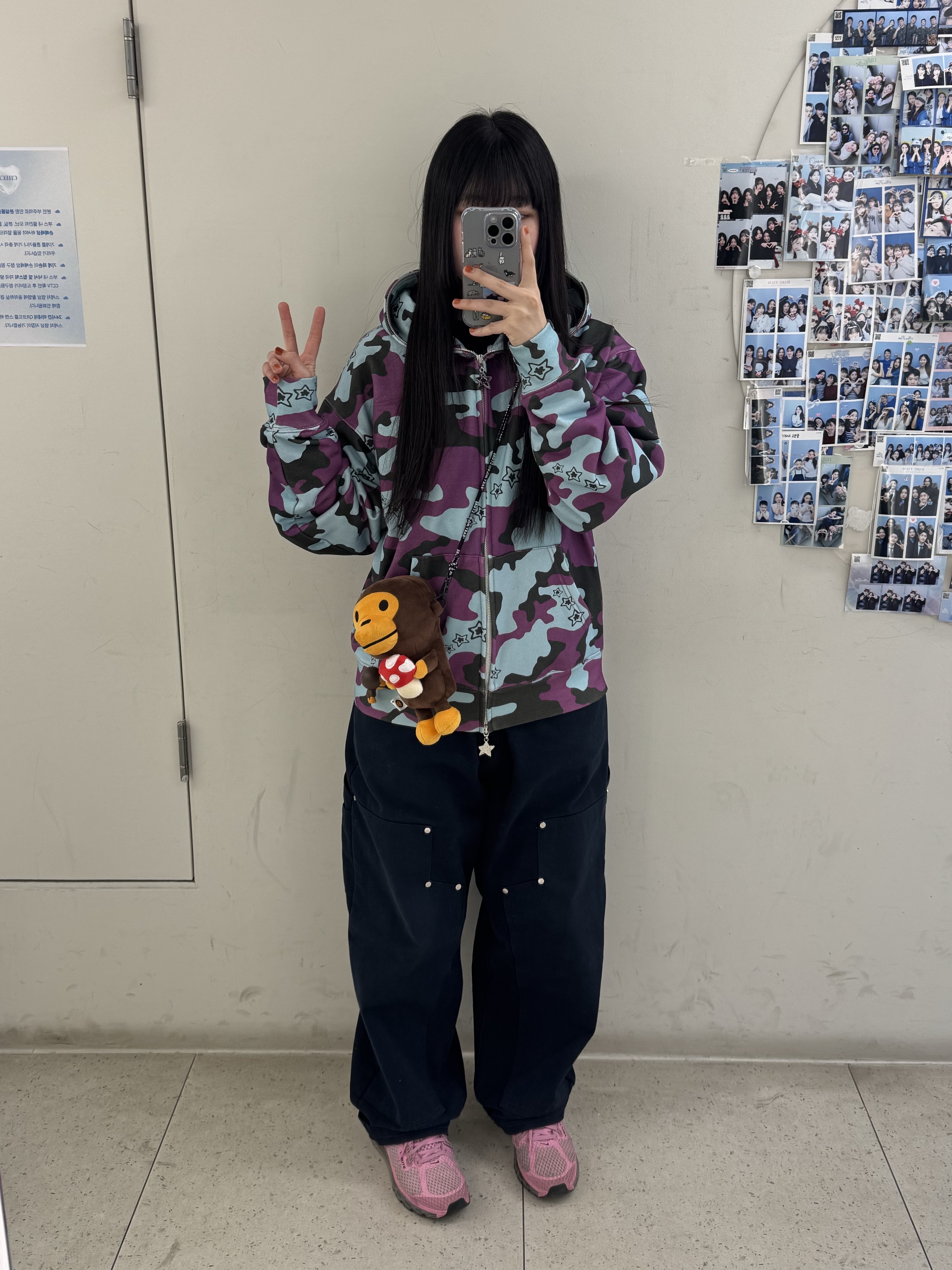 BAPE Baby Milo Plush Mobile Bag Brown 착용 스타일