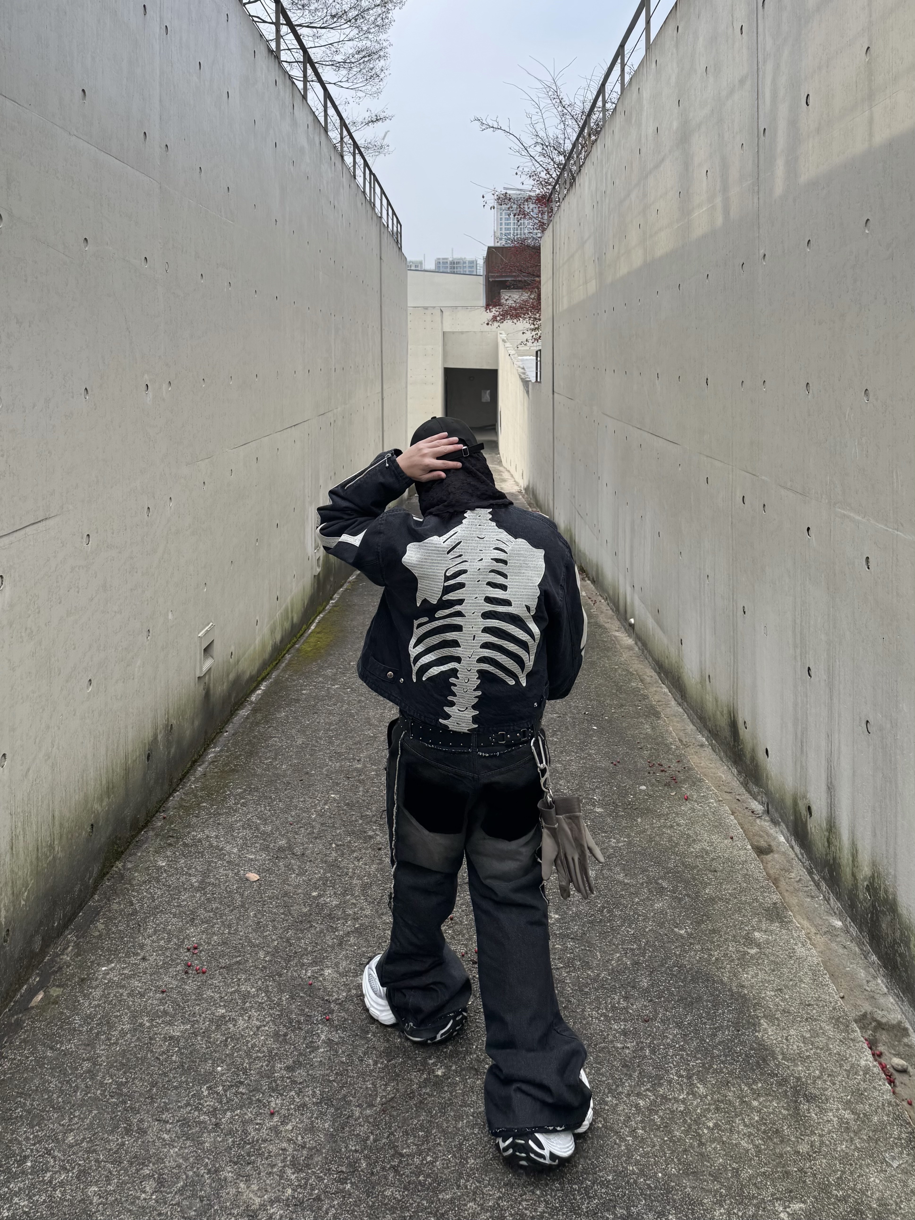 Kapital 14 oz. Black X Black Denim Motocross Bone Jacket Black, Balenciaga 10XL Sneakers White Grey Silver Black 착용 스타일 - 3