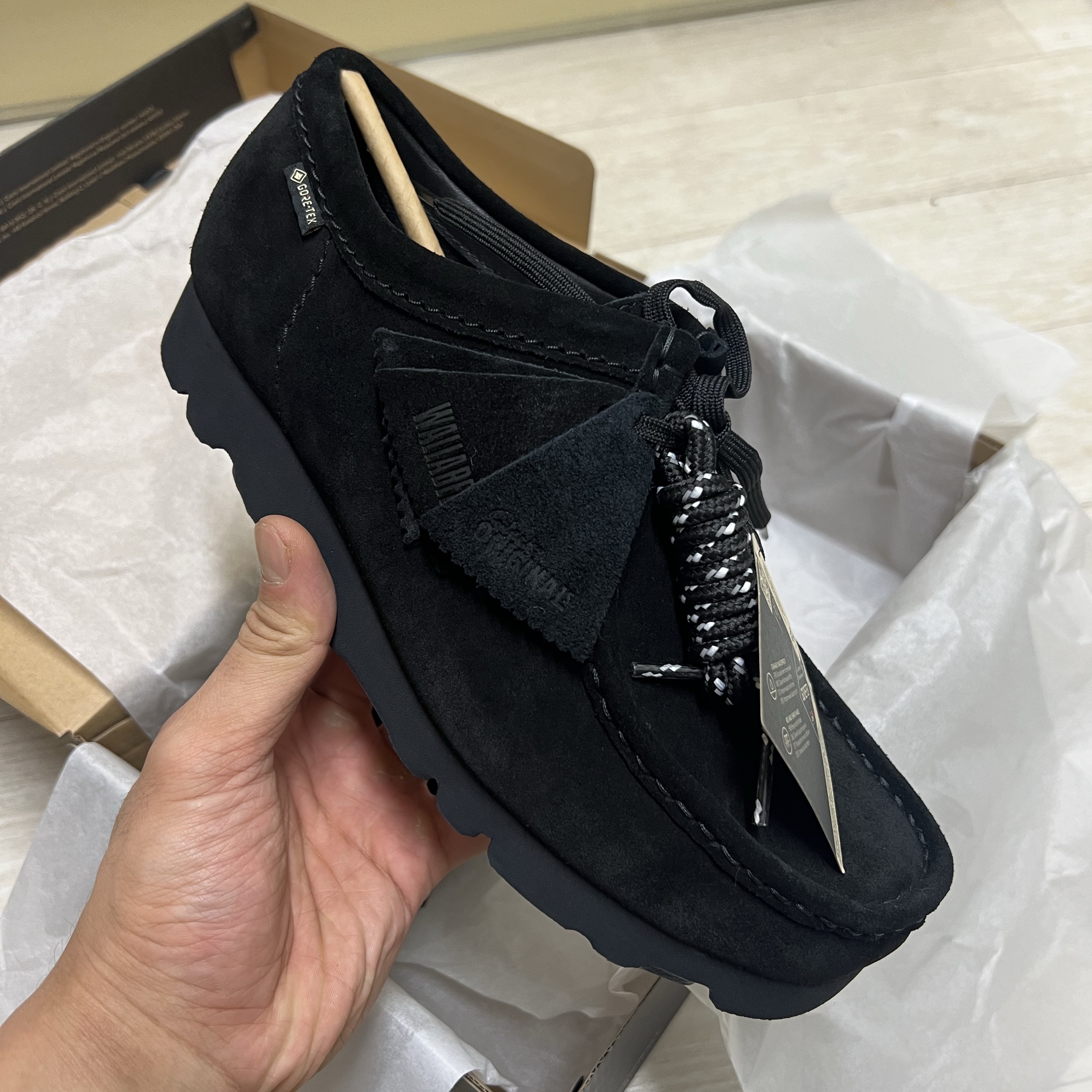 Clarks Wallabee Gtx Suede Black 착용 스타일 - 1