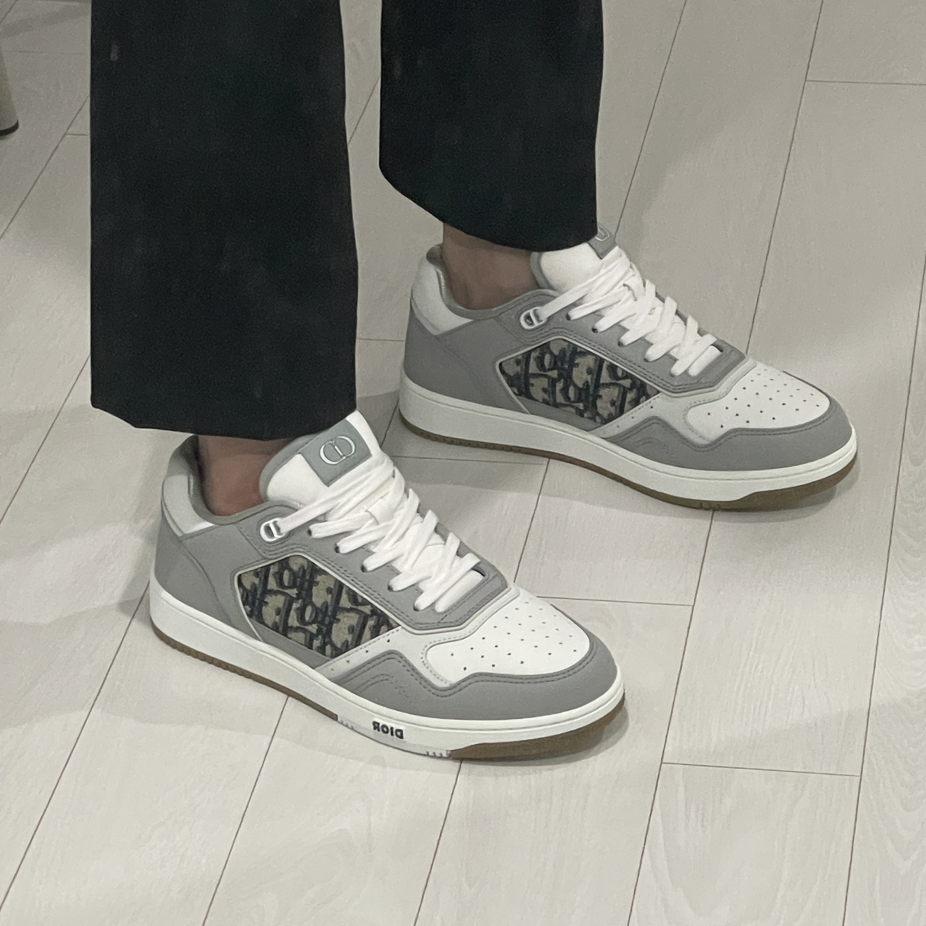 Dior B27 Low-Top Sneakers Gray 착용 스타일 - 2