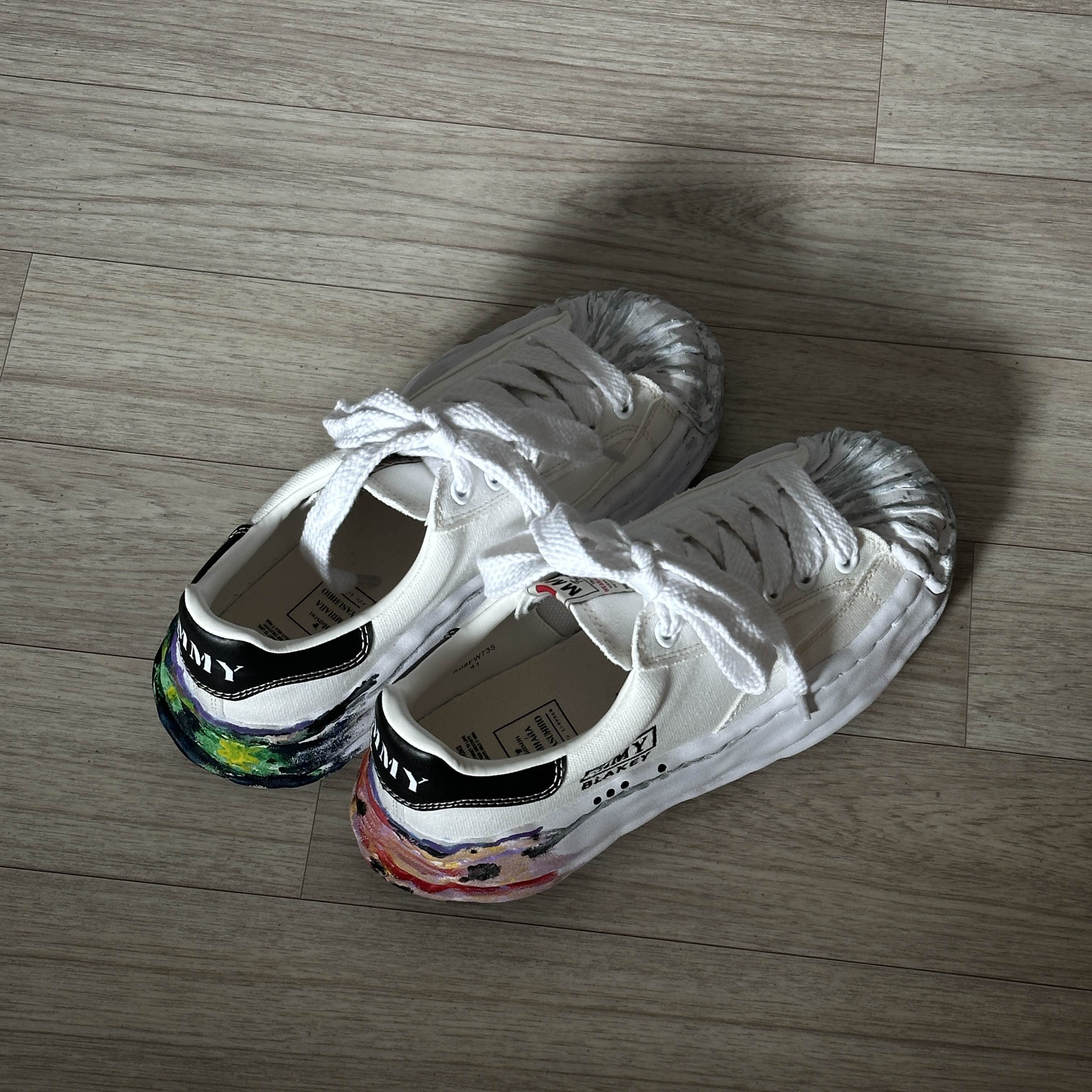 Maison Mihara Yasuhiro Blakey OG Sole Canvas Low-top Sneakers White 착용 스타일 - 5