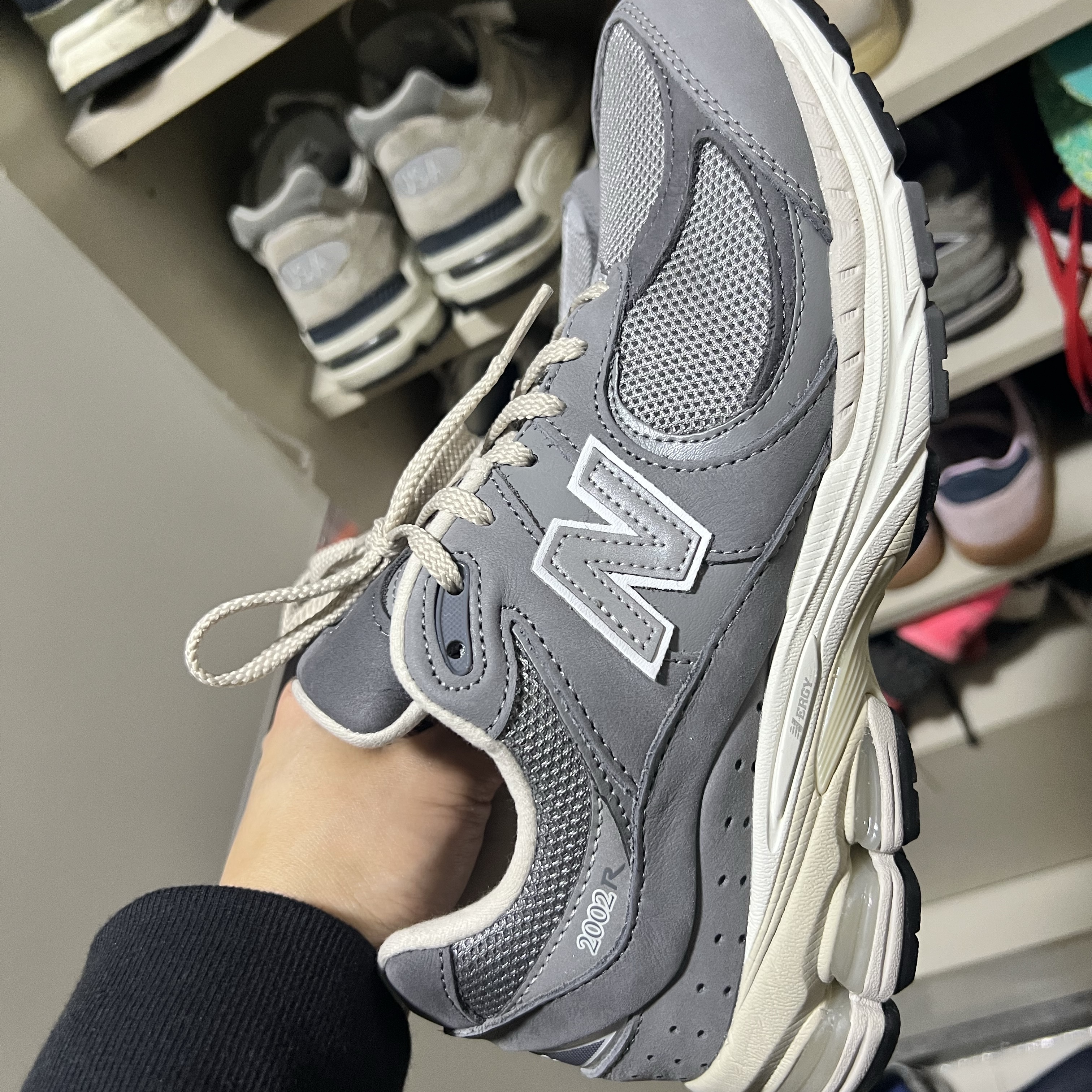 New Balance 2002R Premium Vintage Grey 착용 스타일 - 4