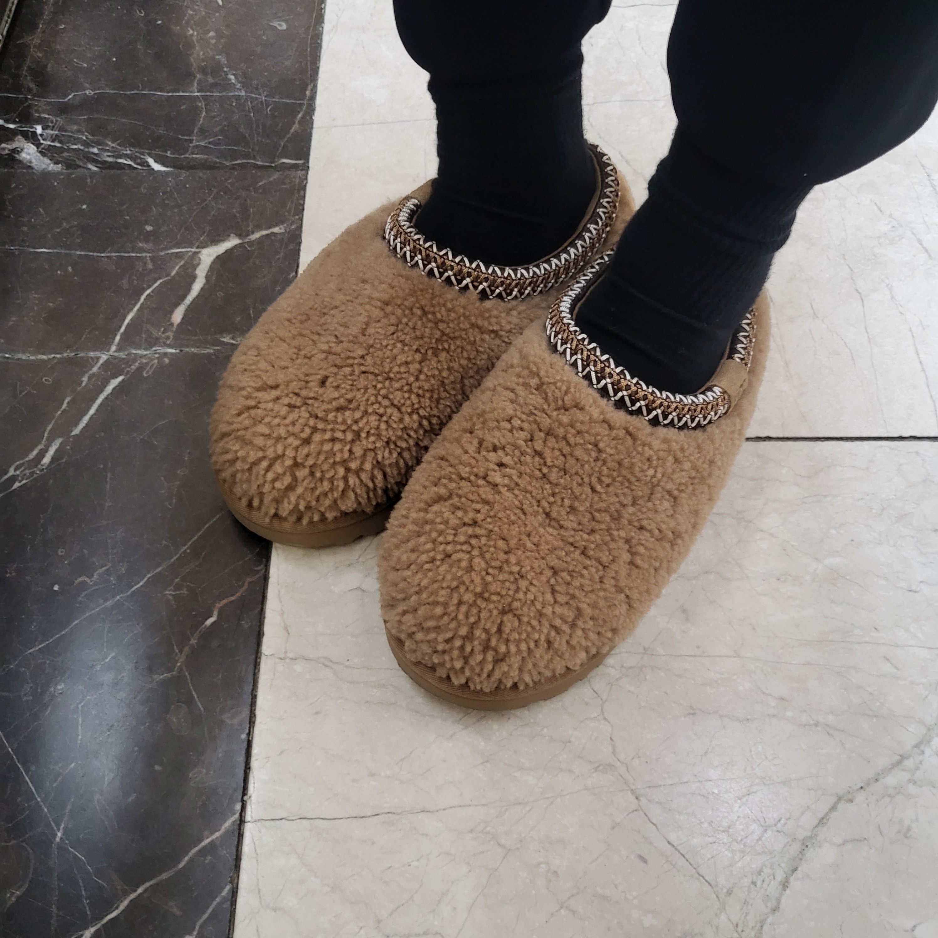 (W) UGG Maxi Curly Tasman Slipper Chestnut 착용 스타일