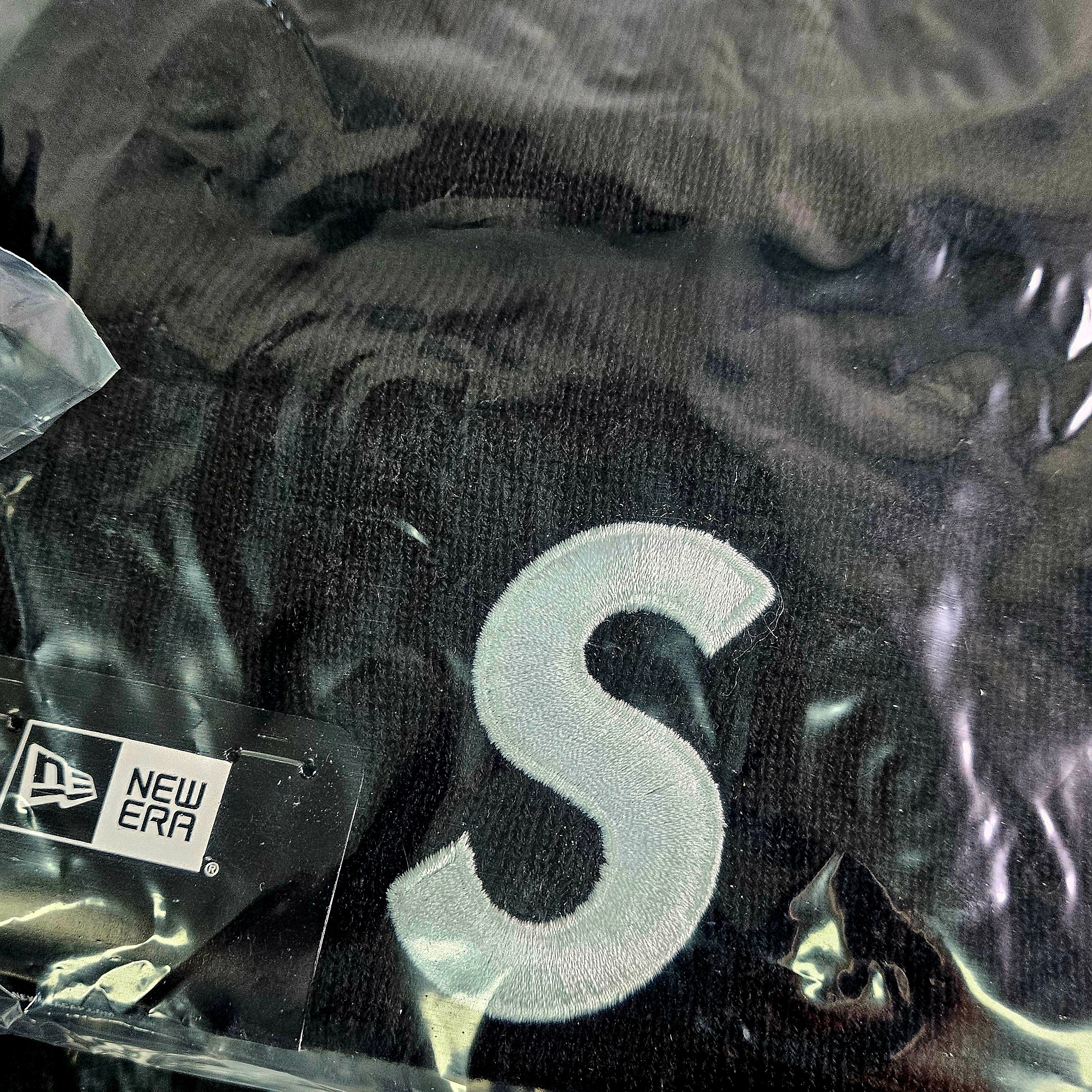 Supreme New Era S Logo Beanie Black - 24FW, Supreme New Era S Logo Beanie Ash Grey - 24FW 착용 스타일 - 2