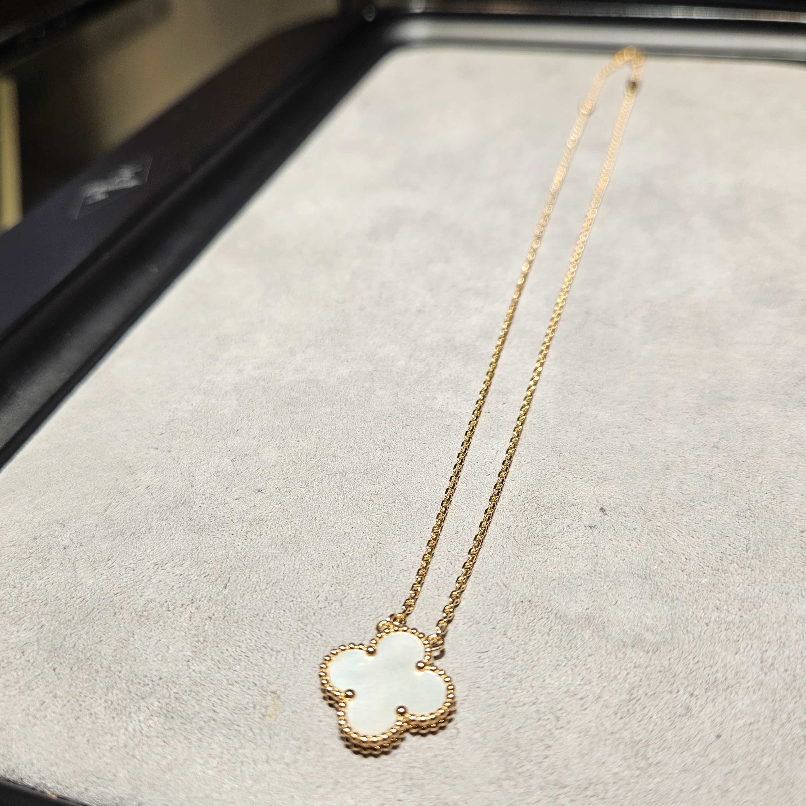 (W) Van Cleef & Arpels Vintage Alhambra Pendant Yellow Gold Mother of Pearl 착용 스타일 - 3