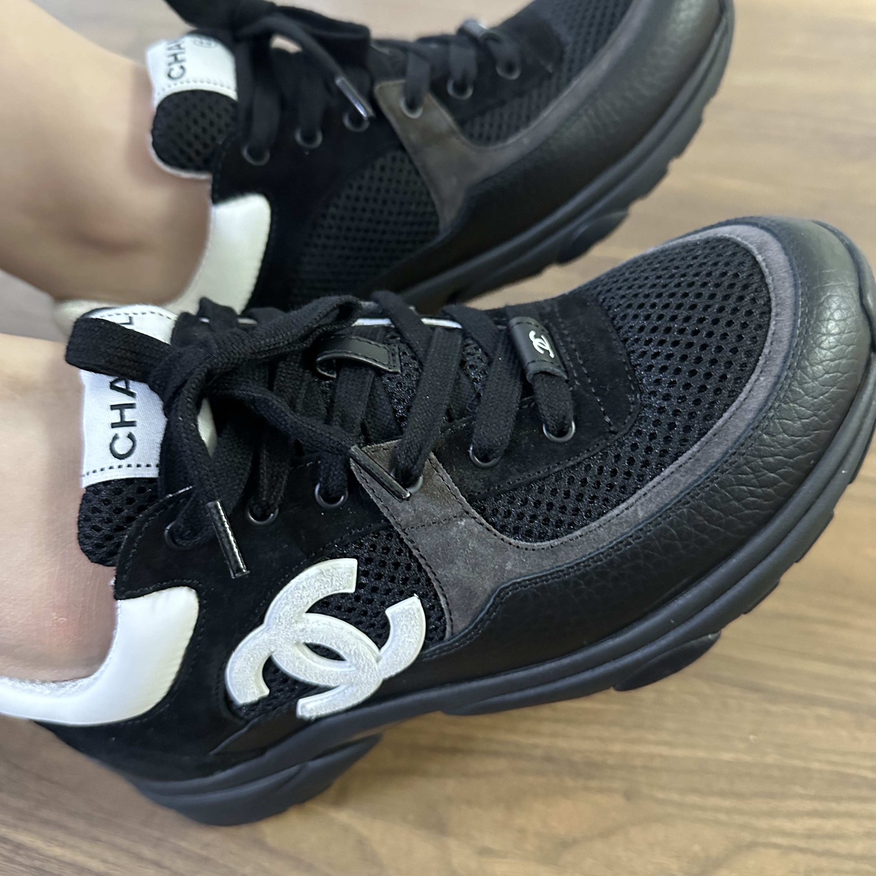 (W) Chanel Sneakers Mesh Suede Calfskin & Black White 착용 스타일 - 1