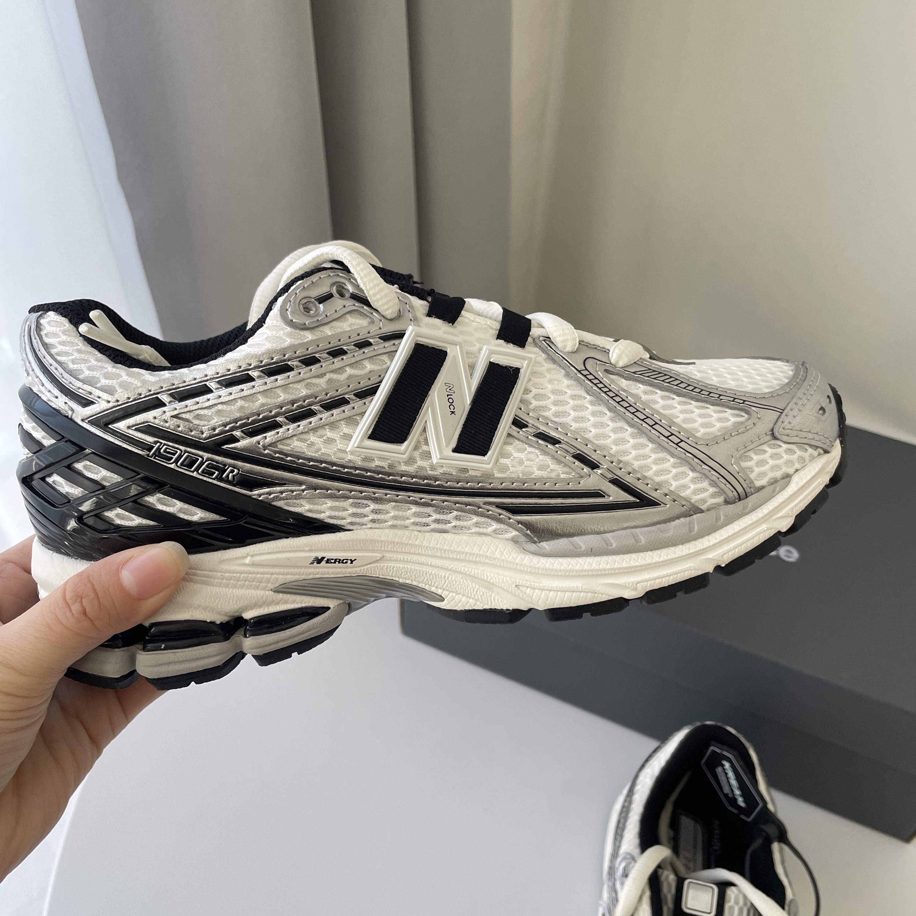 New Balance 1906R Silver Metallic Black 착용 스타일 - 2