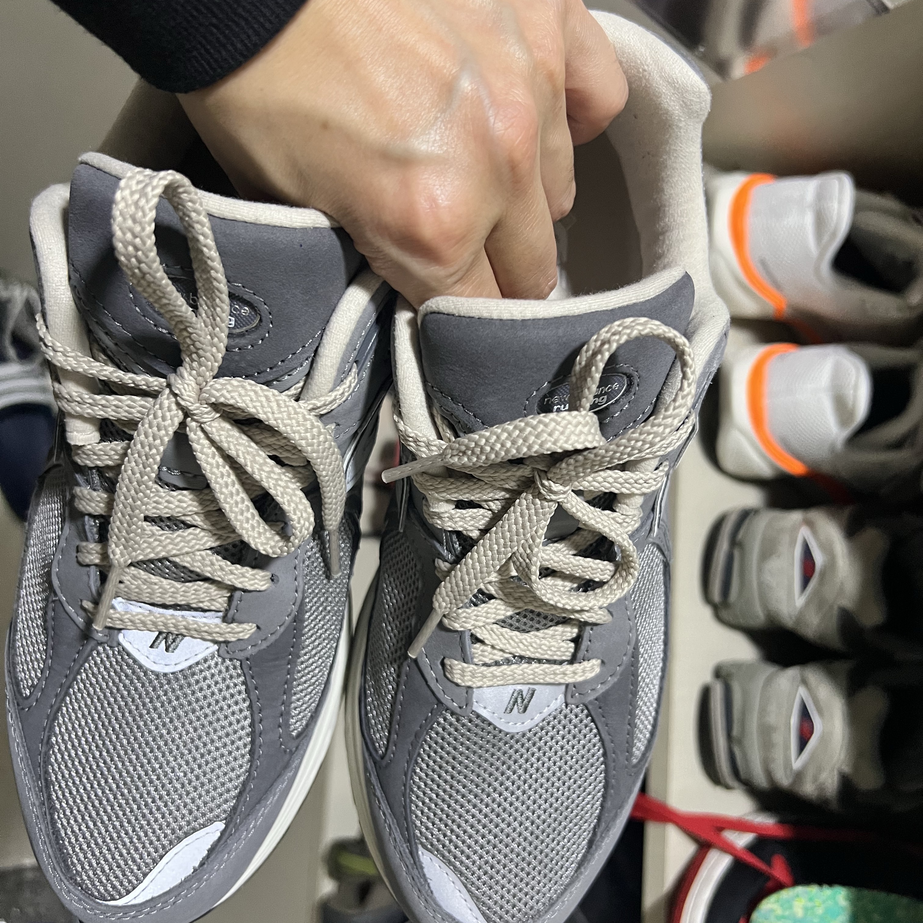 New Balance 2002R Premium Vintage Grey 착용 스타일 - 3