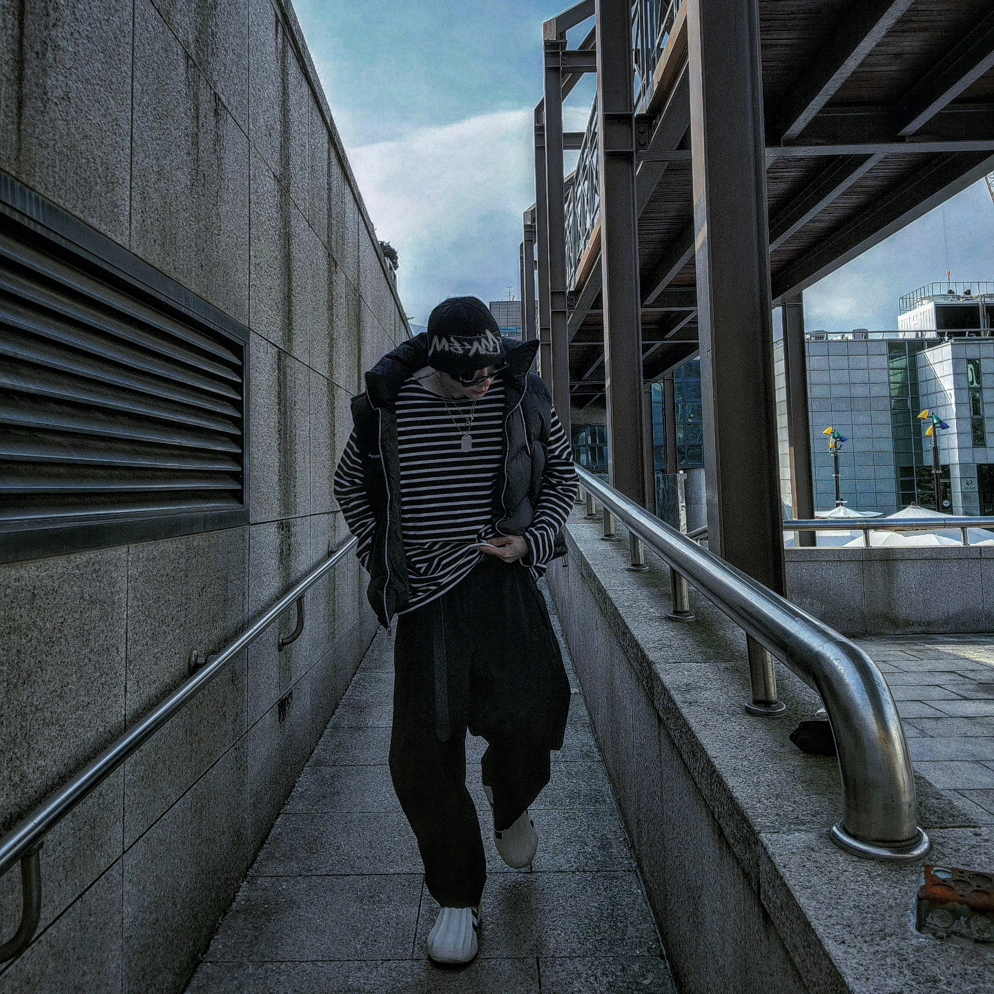 Stussy Brushed Out Stock Skullcap Beanie Black, Adidas Adifom Superstar Core White 착용 스타일