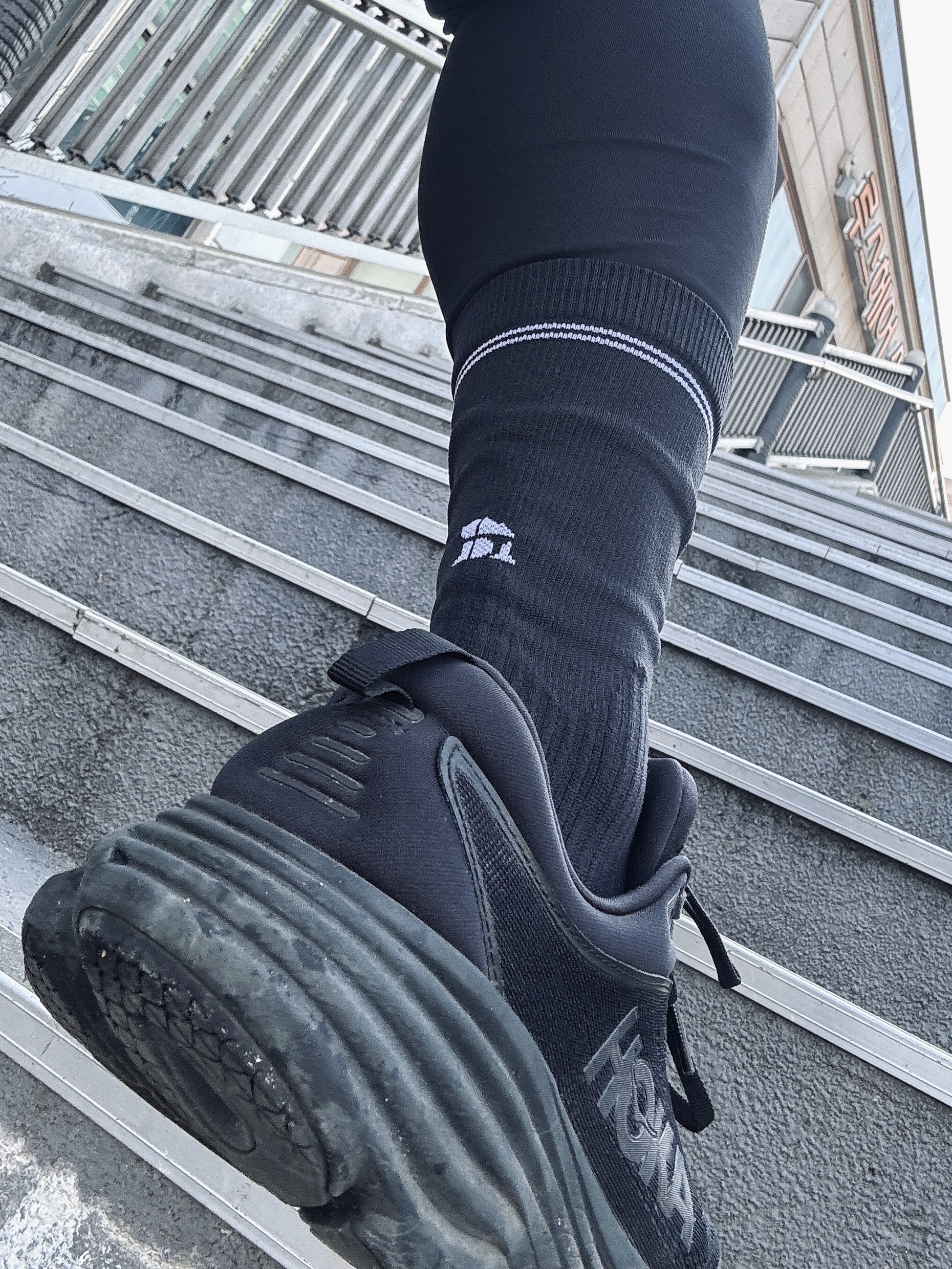 Hoka Bondi 8 Wide Black - 24SS 착용 스타일 - 4
