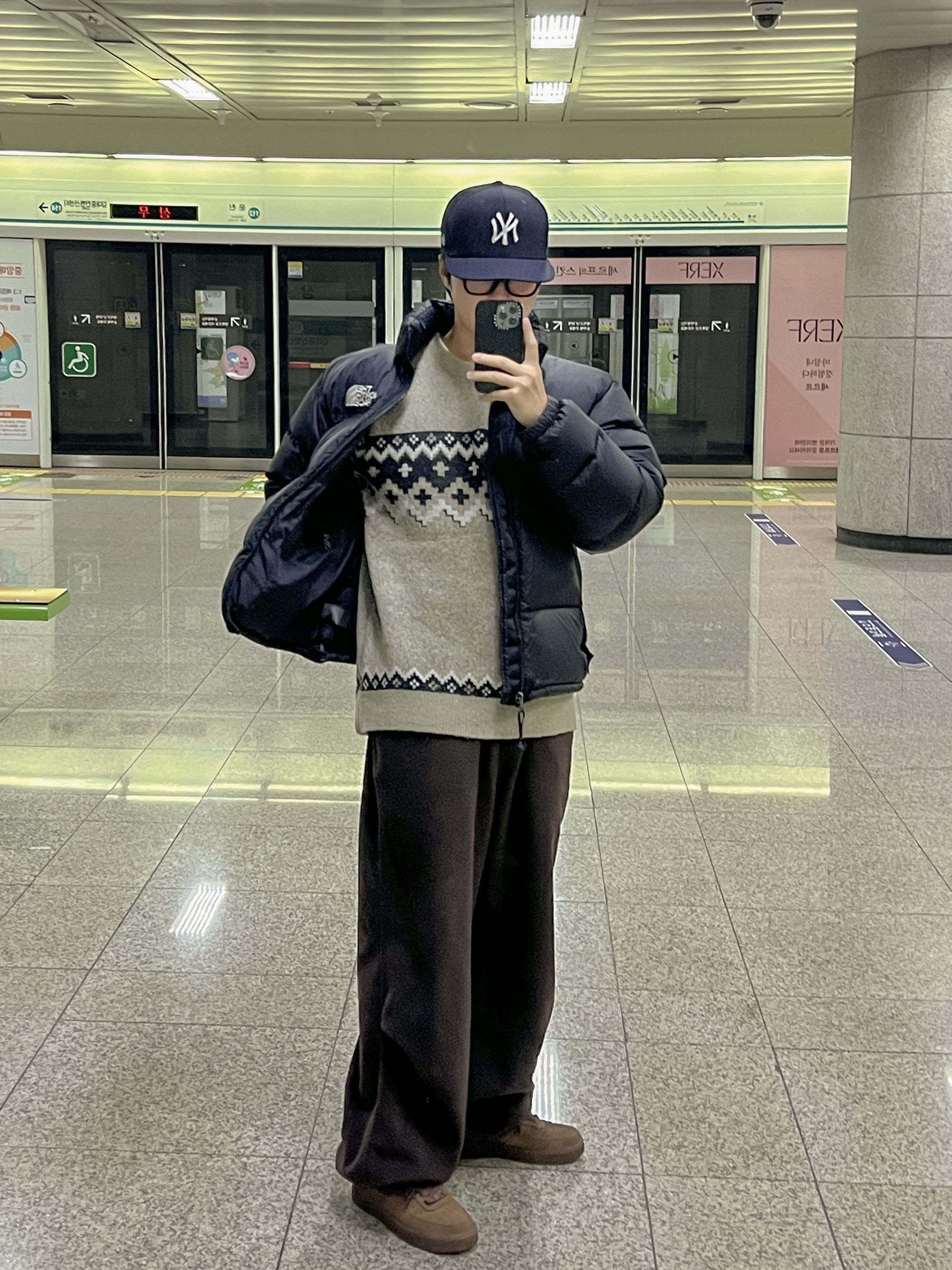 (W) Nike Air Force 1 '07 Cacao Wow, The North Face 1996 Retro Nuptse Jacket Black 착용 스타일 - 3