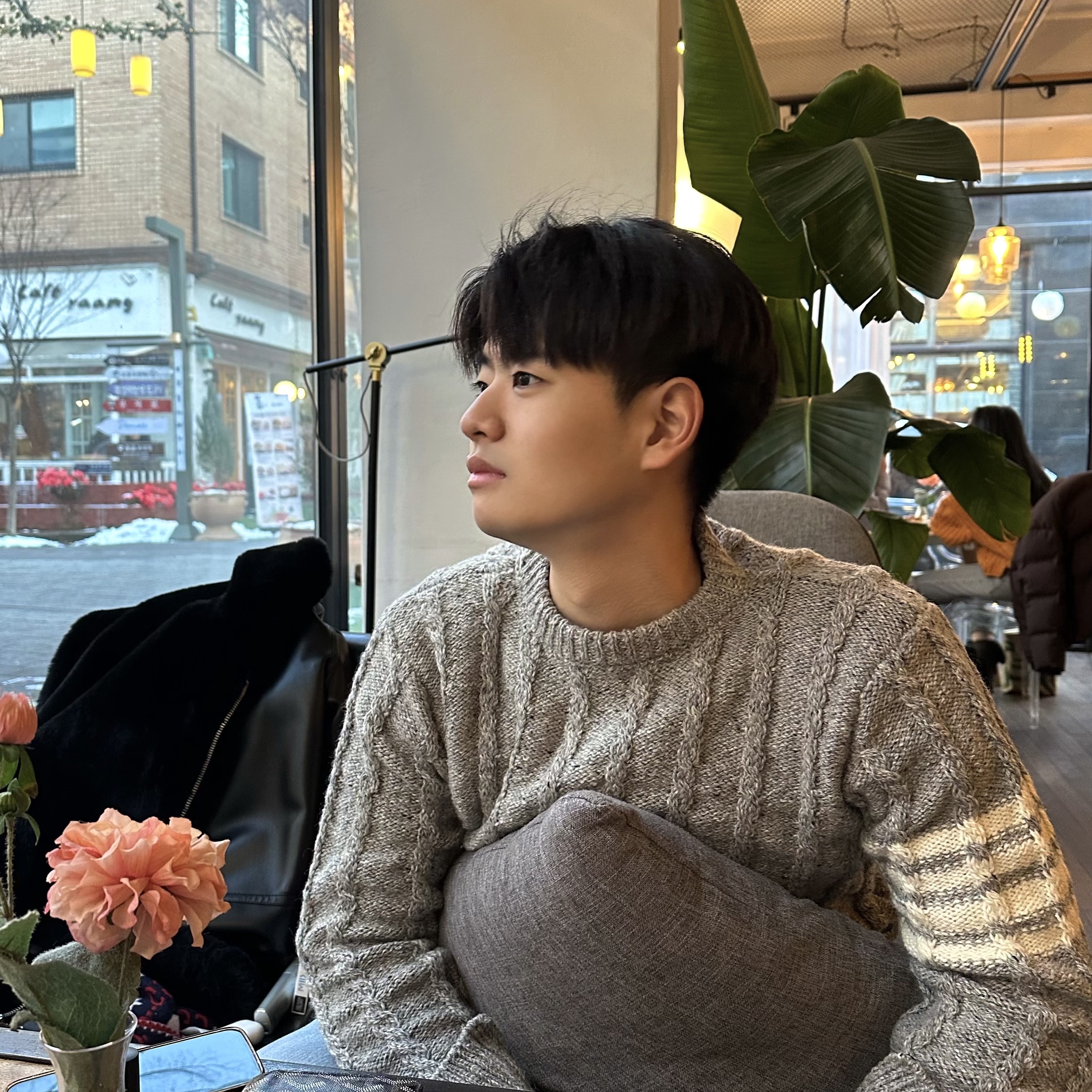 Thom Browne Donegal Twist Cable 4-Bar Classic Crewneck Pullover Light Grey 착용 스타일 - 1