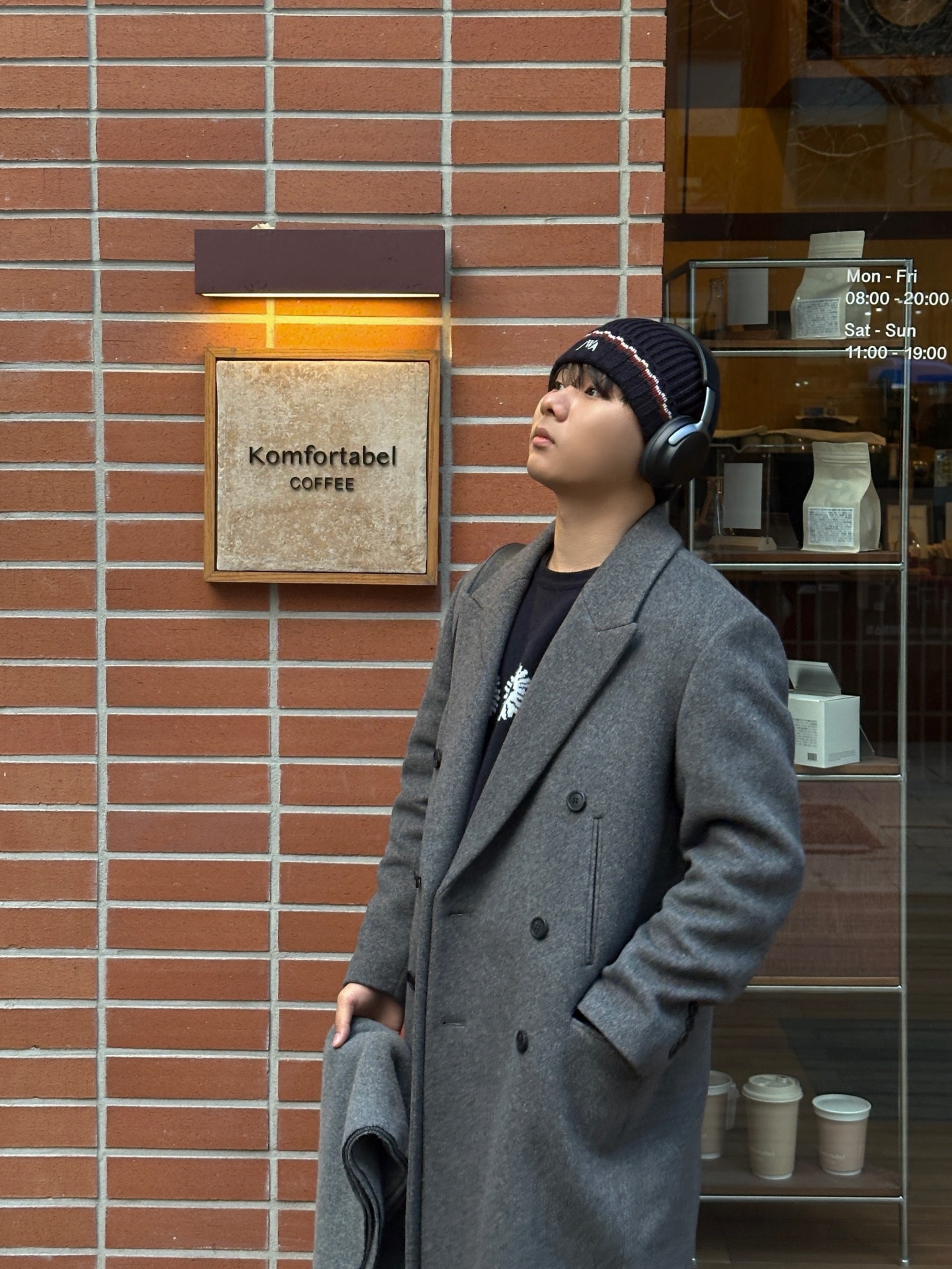 Acne Studios Narrow Wool Fringe Muffler Grey Melange, Uniqlo x JW Anderson Heattech Beanie Pattern Navy 착용 스타일 - 2