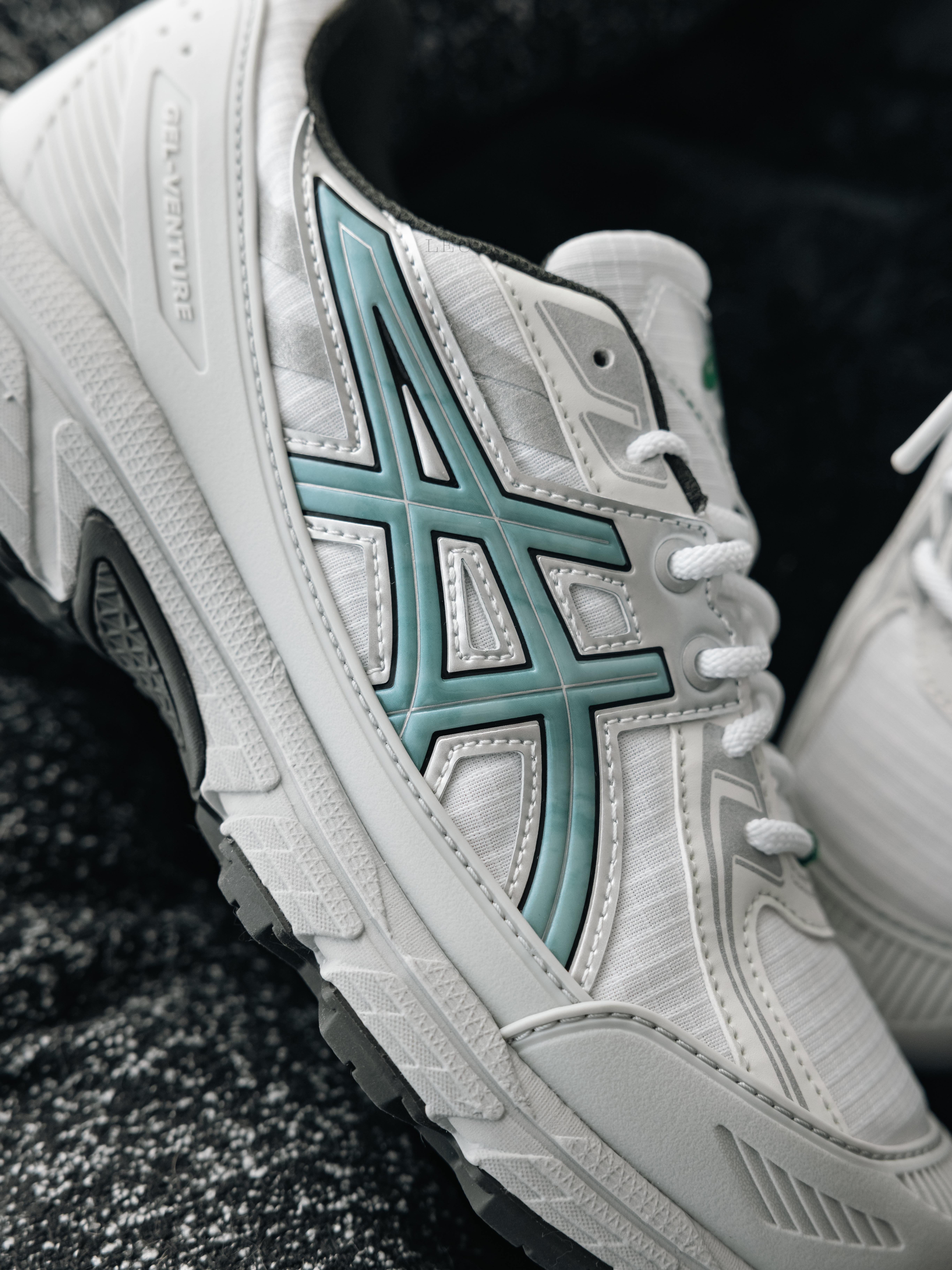 Asics x Hidden NY Gel-Venture 6 Shield White Wasabi 착용 스타일 - 4