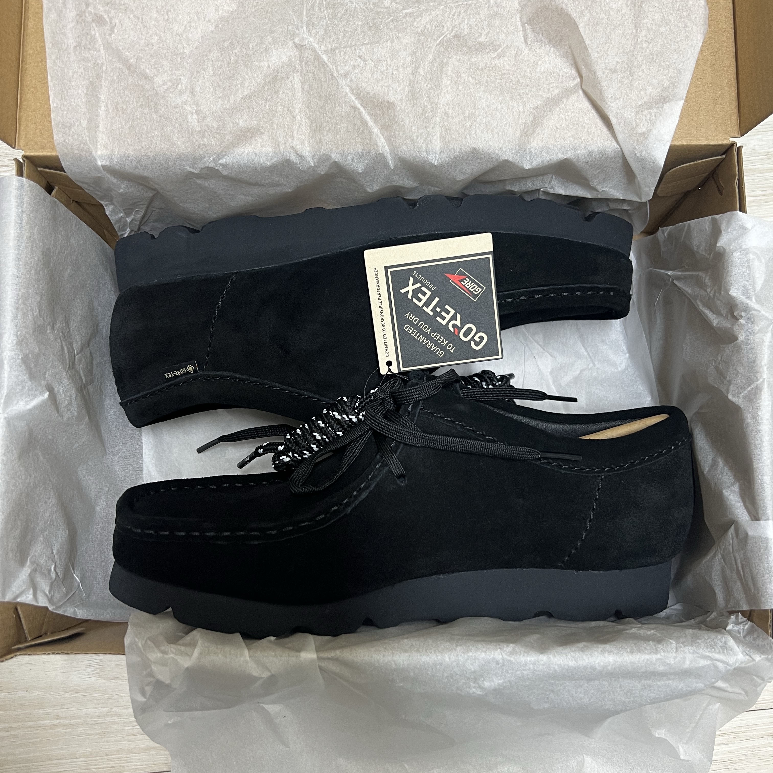 Clarks Wallabee Gtx Suede Black 착용 스타일 - 2