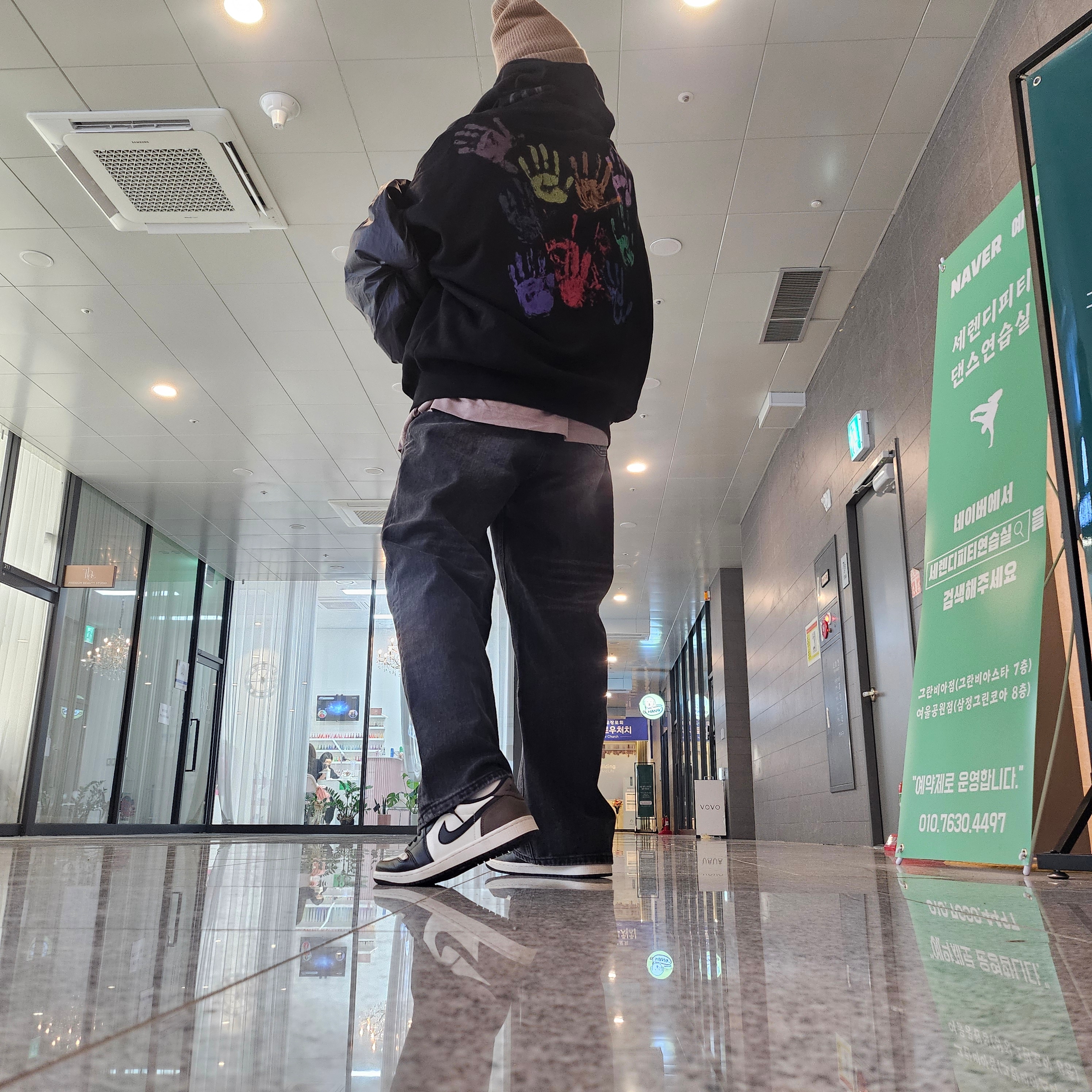 Yeezy Gap Engineered By Balenciaga Dove Long Sleeve T-Shirt Beige, Jordan 1 Retro Low OG Mocha 착용 스타일 - 1