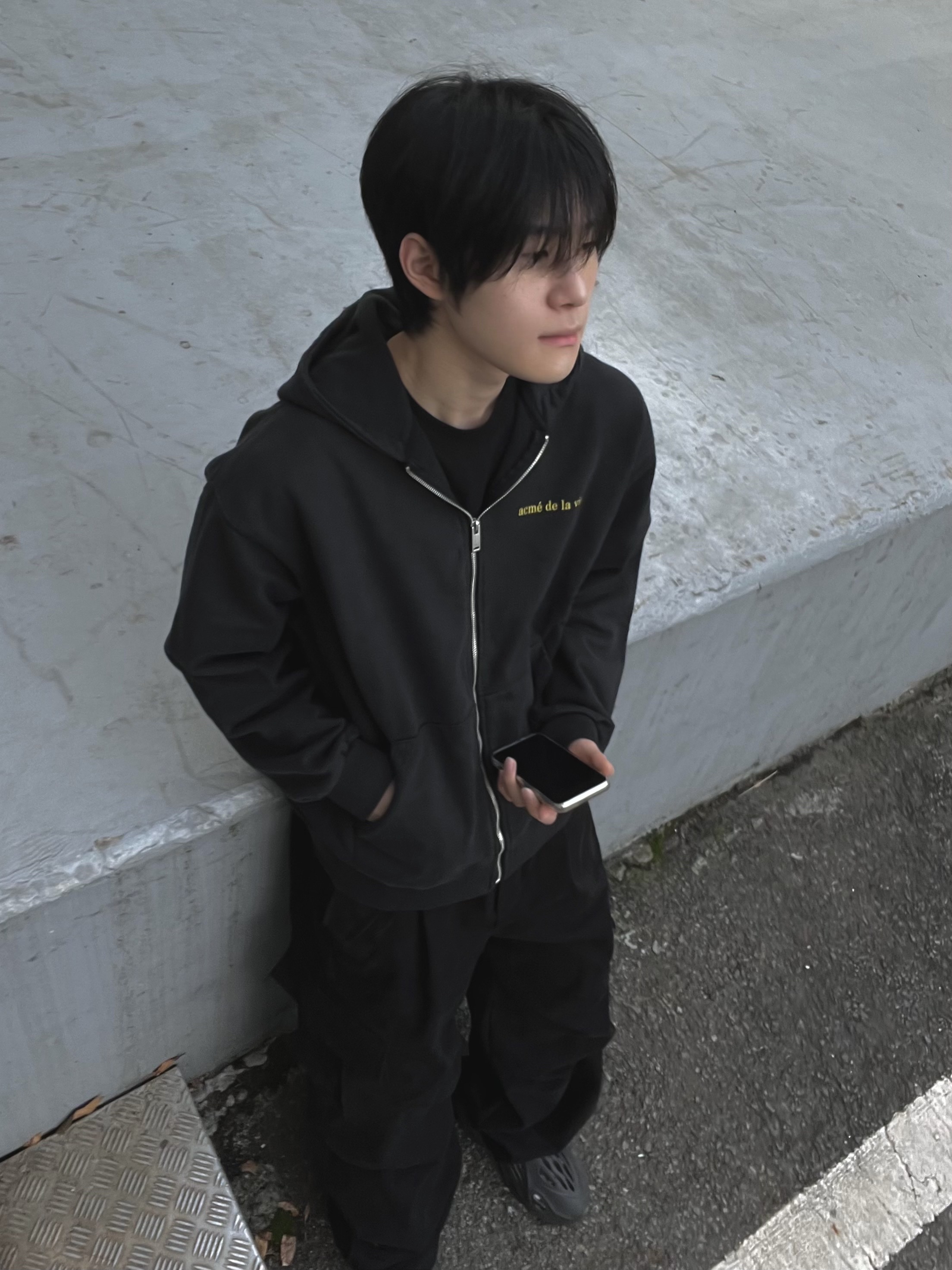 Adidas Yeezy Foam RNNR Onyx 착용 스타일 - 1