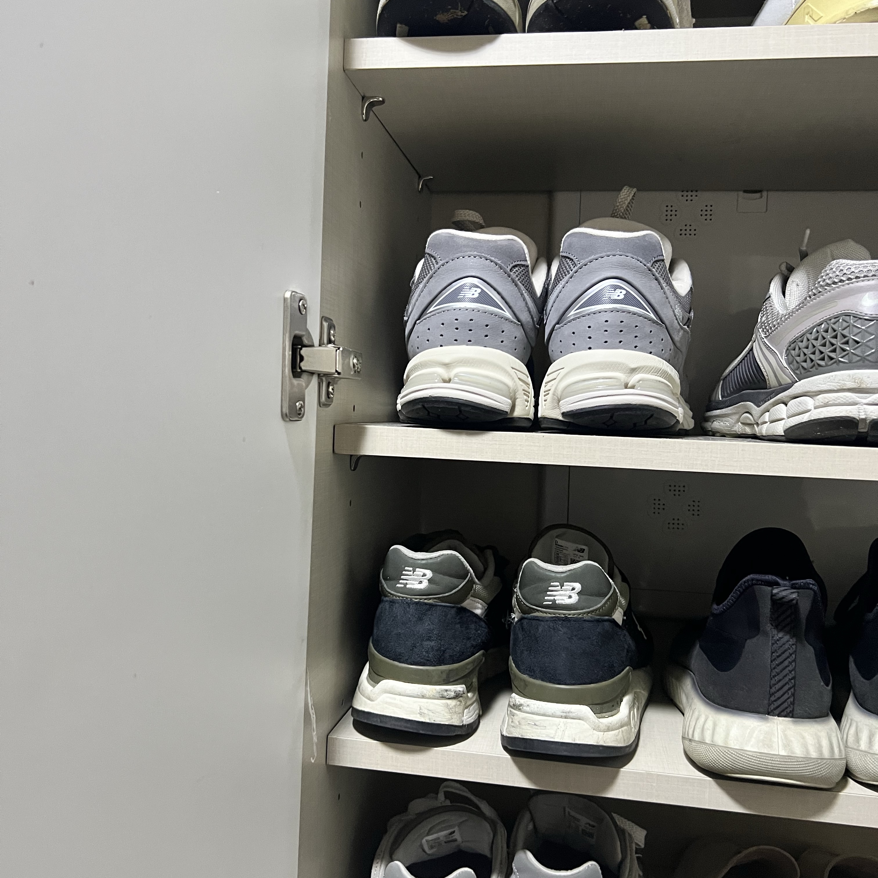 New Balance 2002R Premium Vintage Grey 착용 스타일 - 1