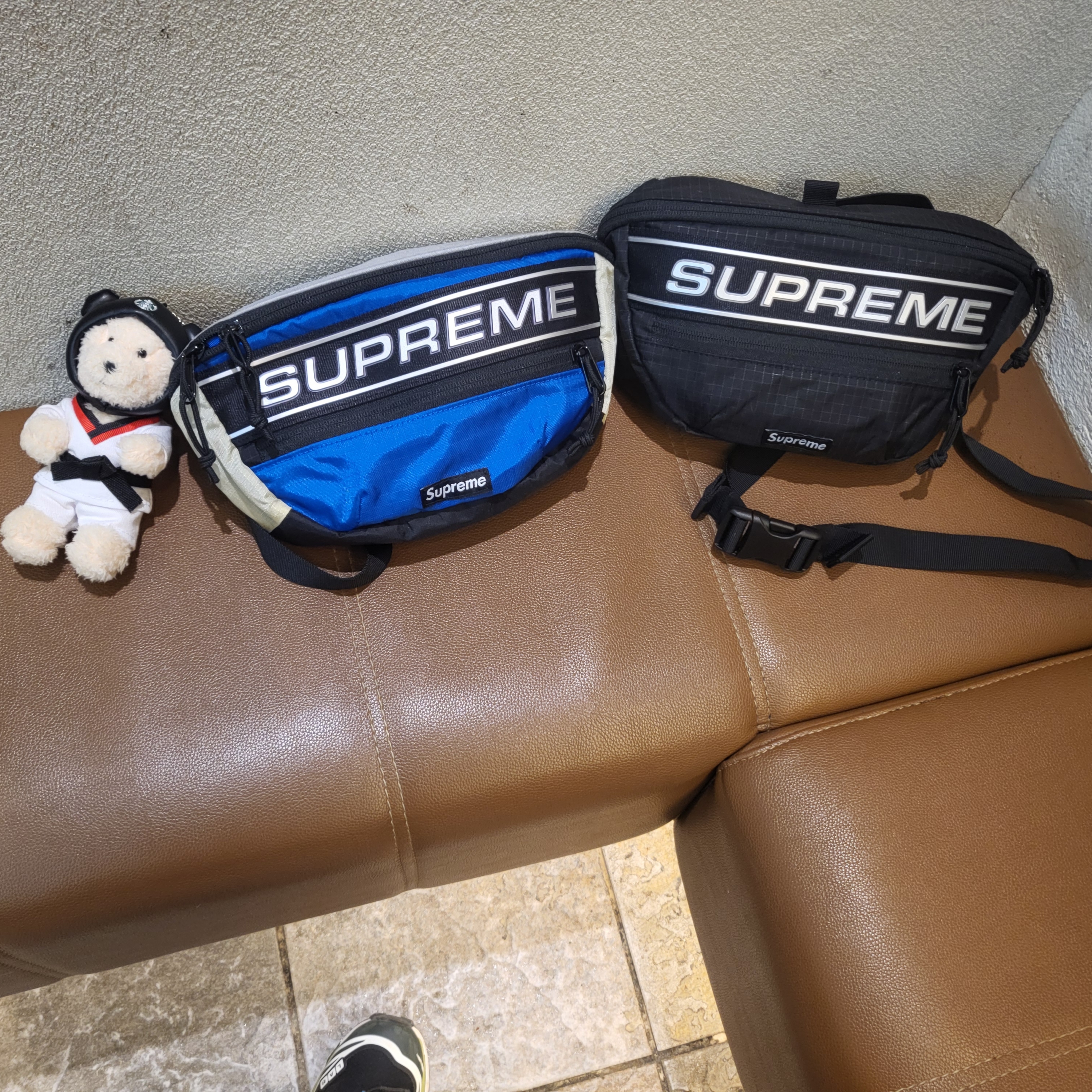 Supreme Waist Bag Blue - 23FW, Supreme Waist Bag Black - 23FW 착용 스타일