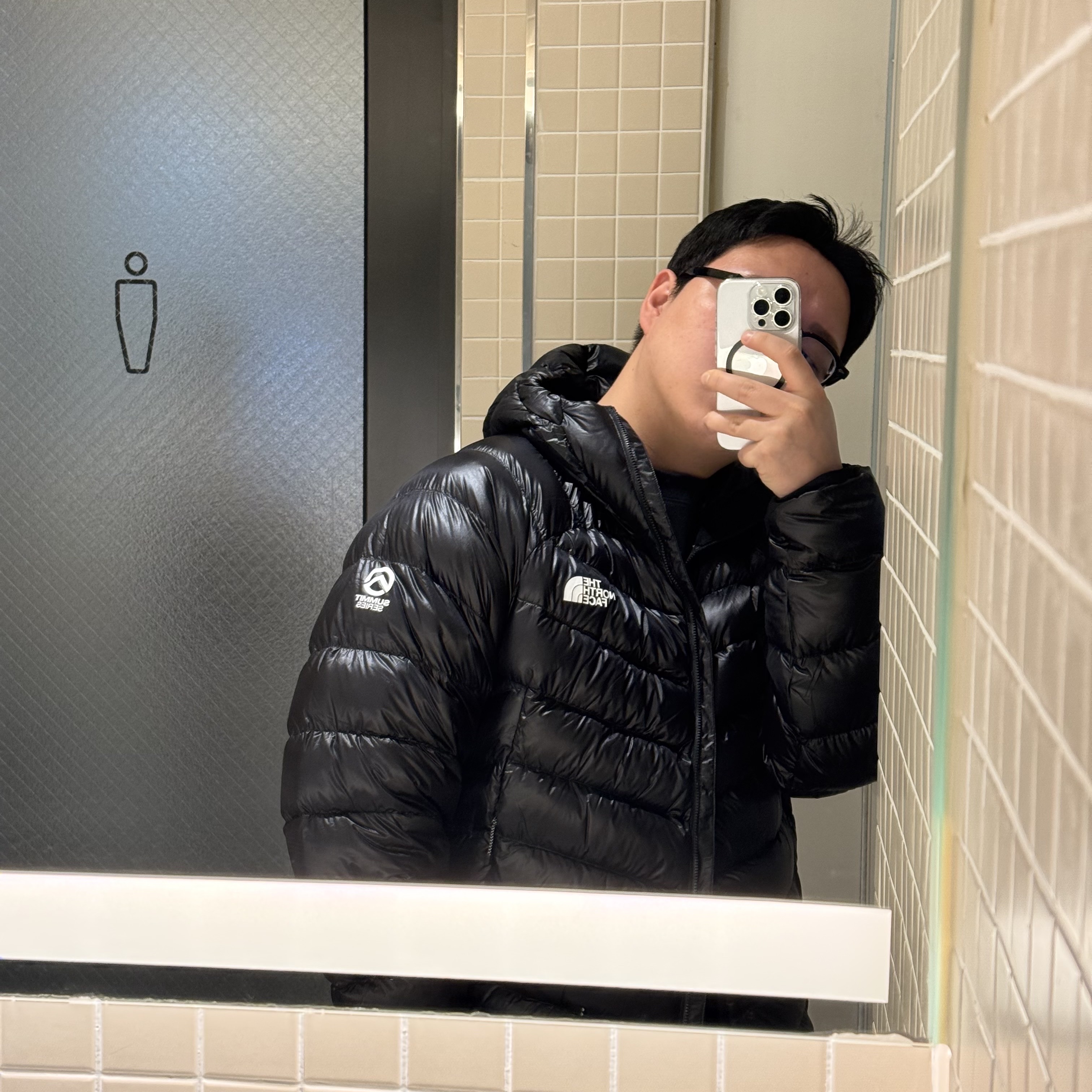 The North Face Summit Mattehorn RDS Down Jacket Real Black 착용 스타일