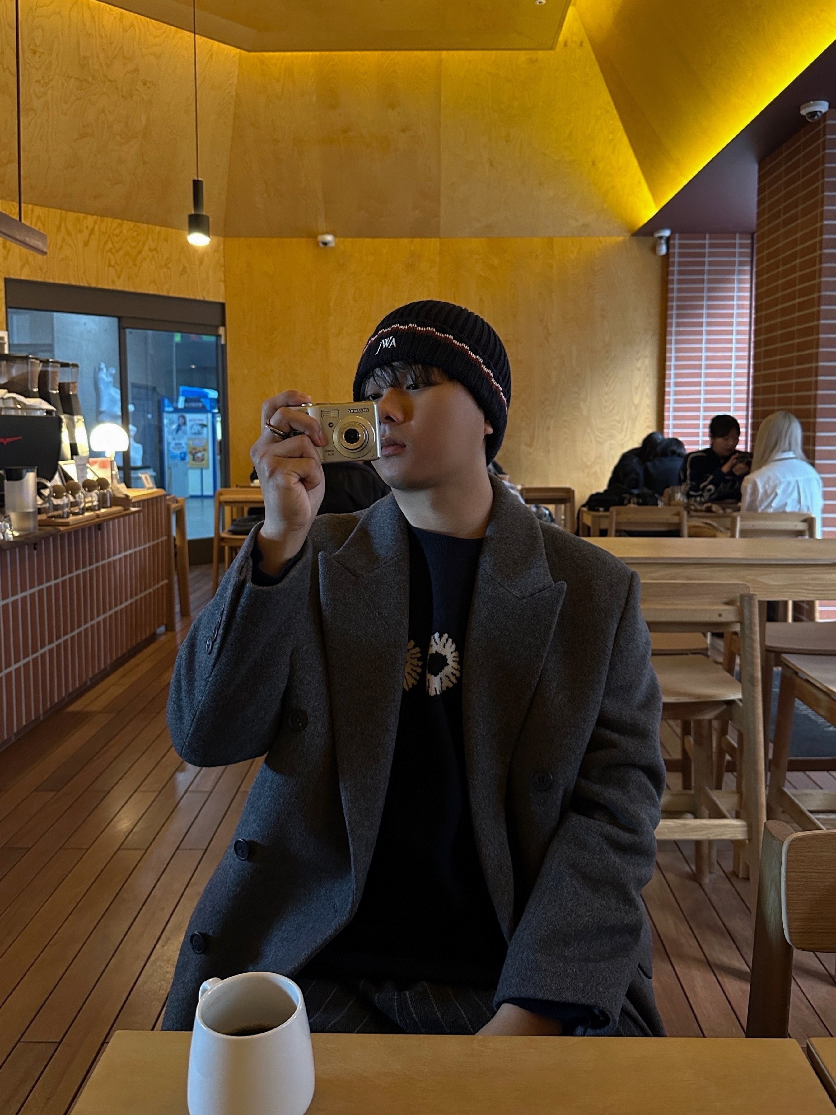 Acne Studios Narrow Wool Fringe Muffler Grey Melange, Uniqlo x JW Anderson Heattech Beanie Pattern Navy 착용 스타일 - 7