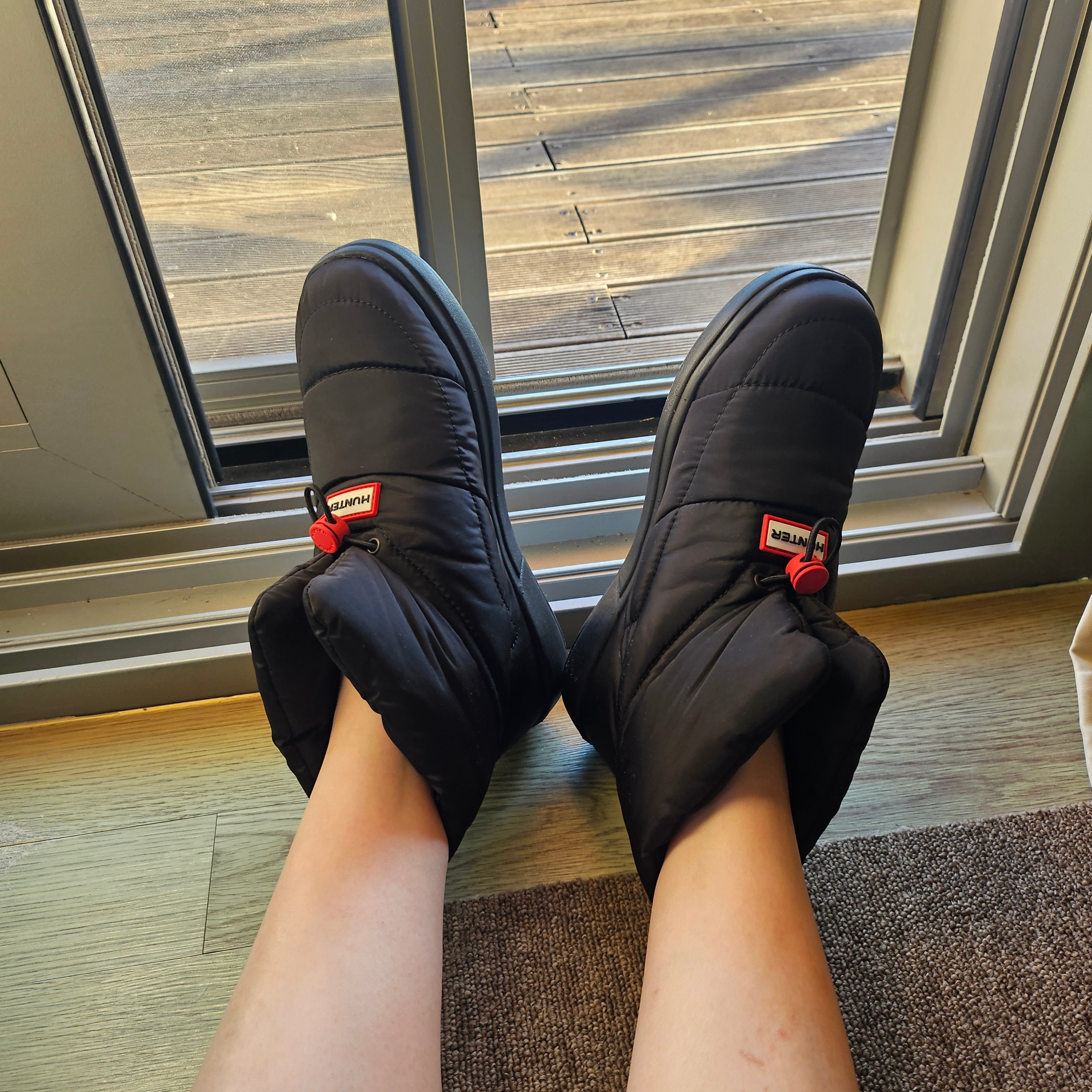 (W) Hunter In Out Puffer Booties Black 착용 스타일 - 2