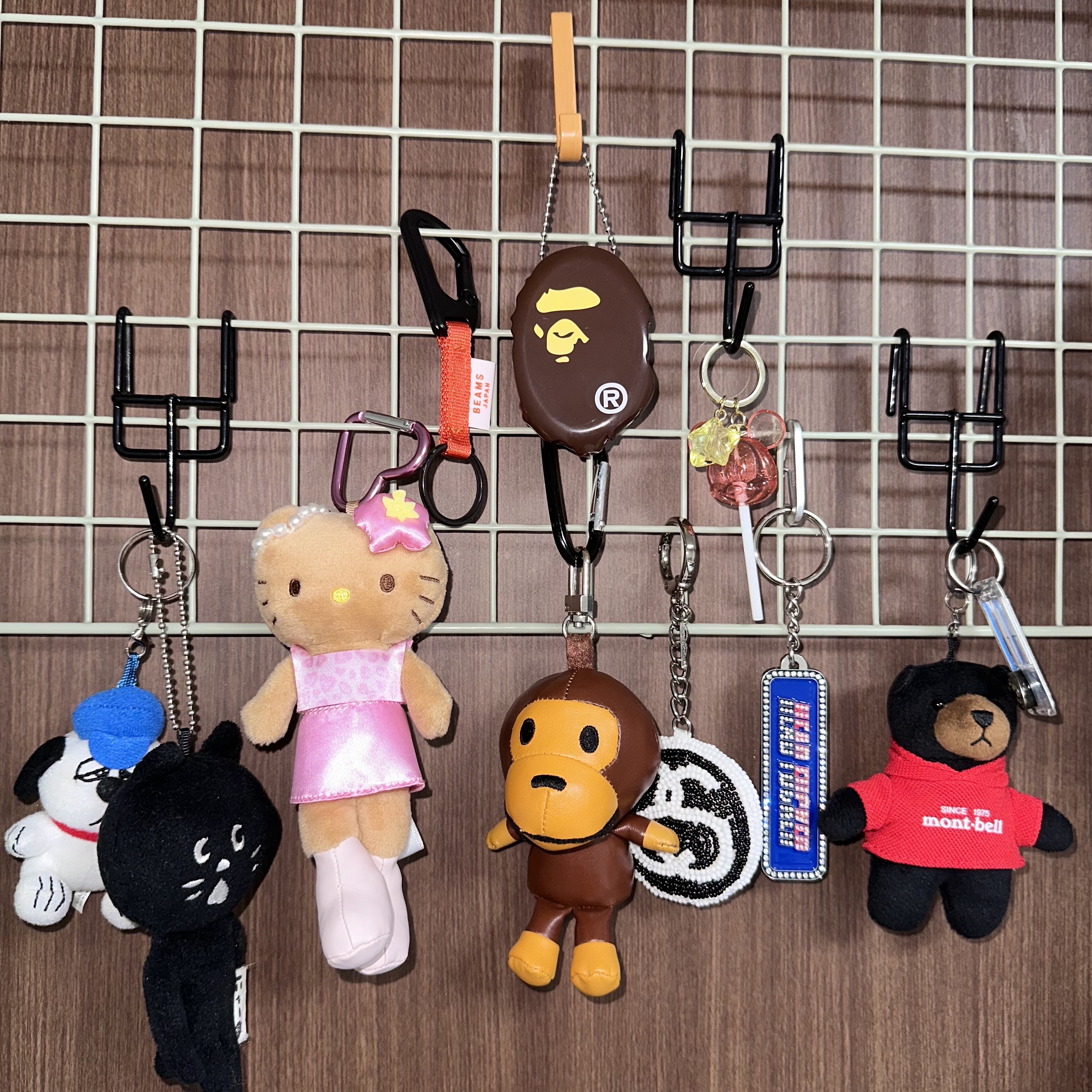 Supreme x Hysteric Glamour Head Fucker Keychain Blue - 24FW, Stussy SS Link Beaded Ball Keychain Black 착용 스타일