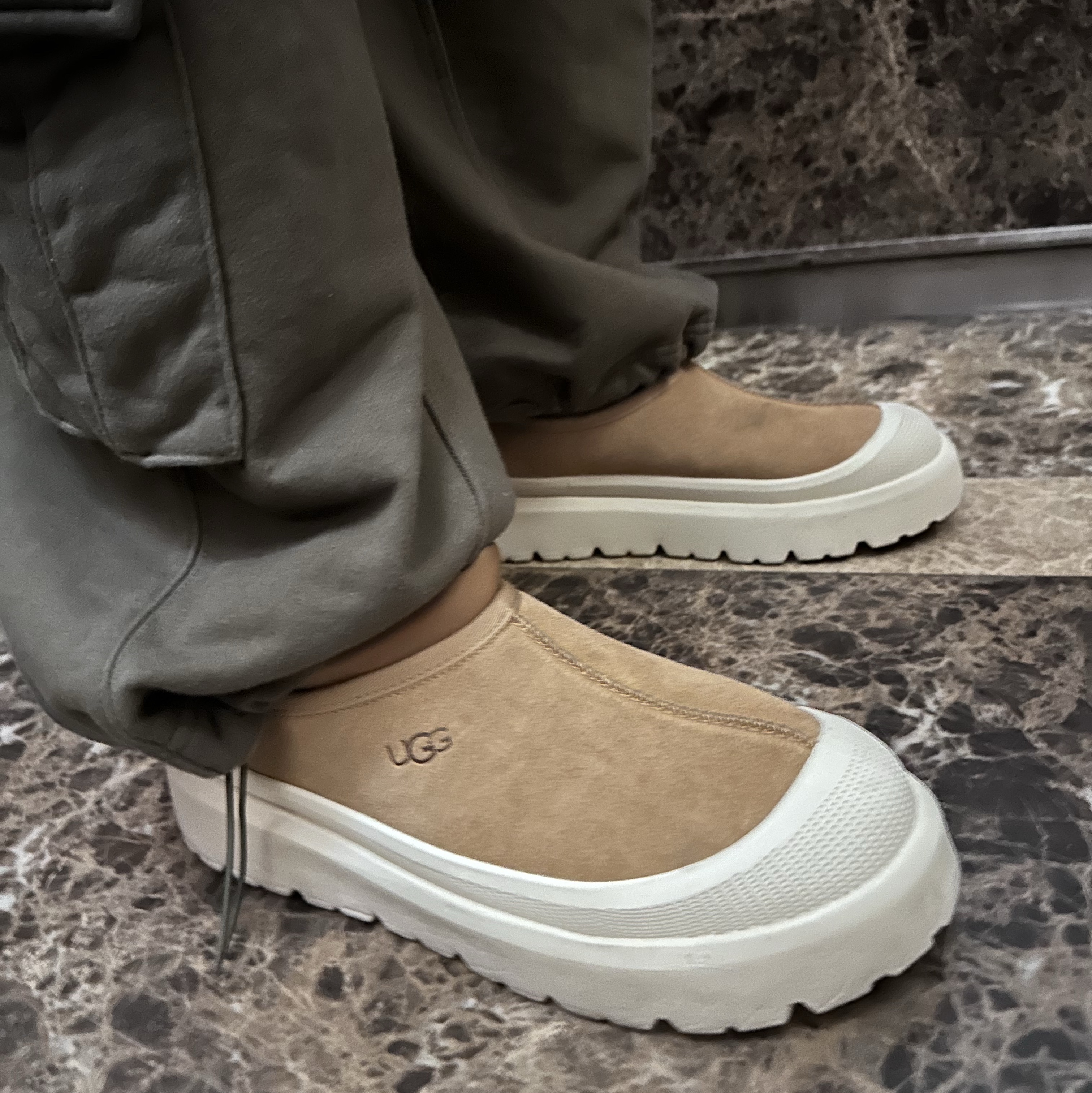 Gentle Monster x Maison Margiela MM011 Clear Black Gradient, UGG Tasman Weather Hybrid Chestnut Whitecap 착용 스타일 - 3
