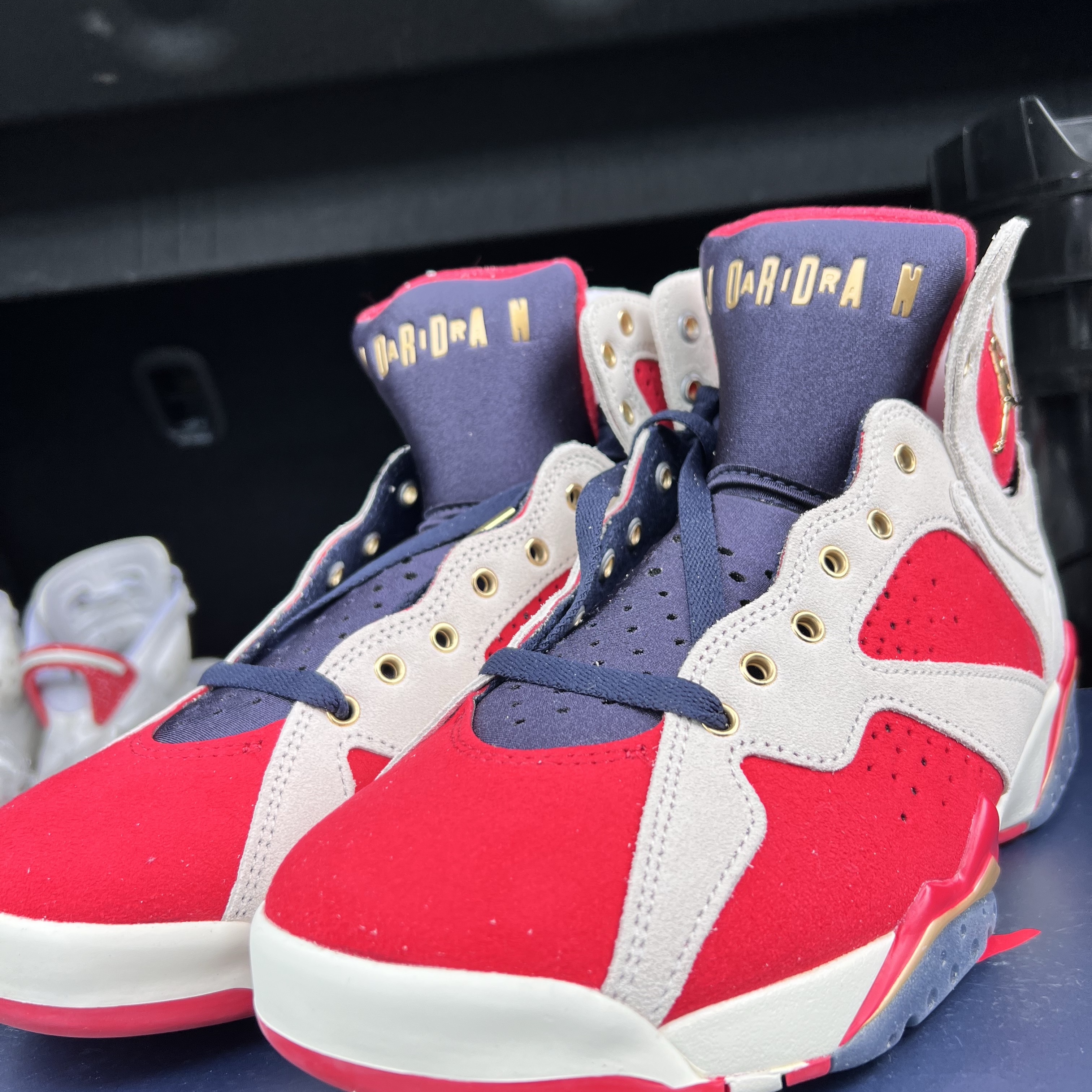 Jordan 7 x Trophy Room Retro SP True Red and Obsidian 착용 스타일 - 3