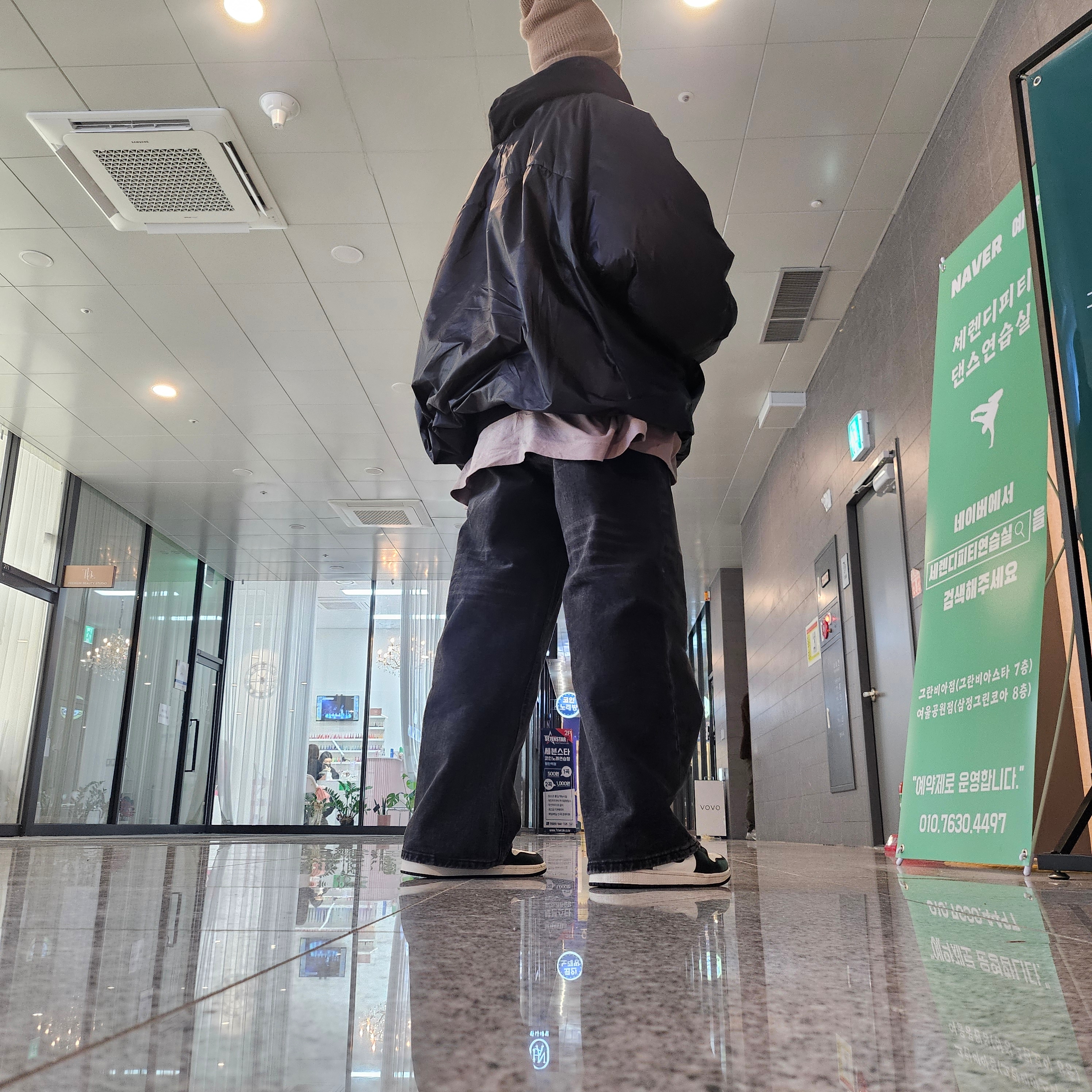 Yeezy Gap Engineered By Balenciaga Dove Long Sleeve T-Shirt Beige, Jordan 1 Retro Low OG Mocha 착용 스타일 - 3