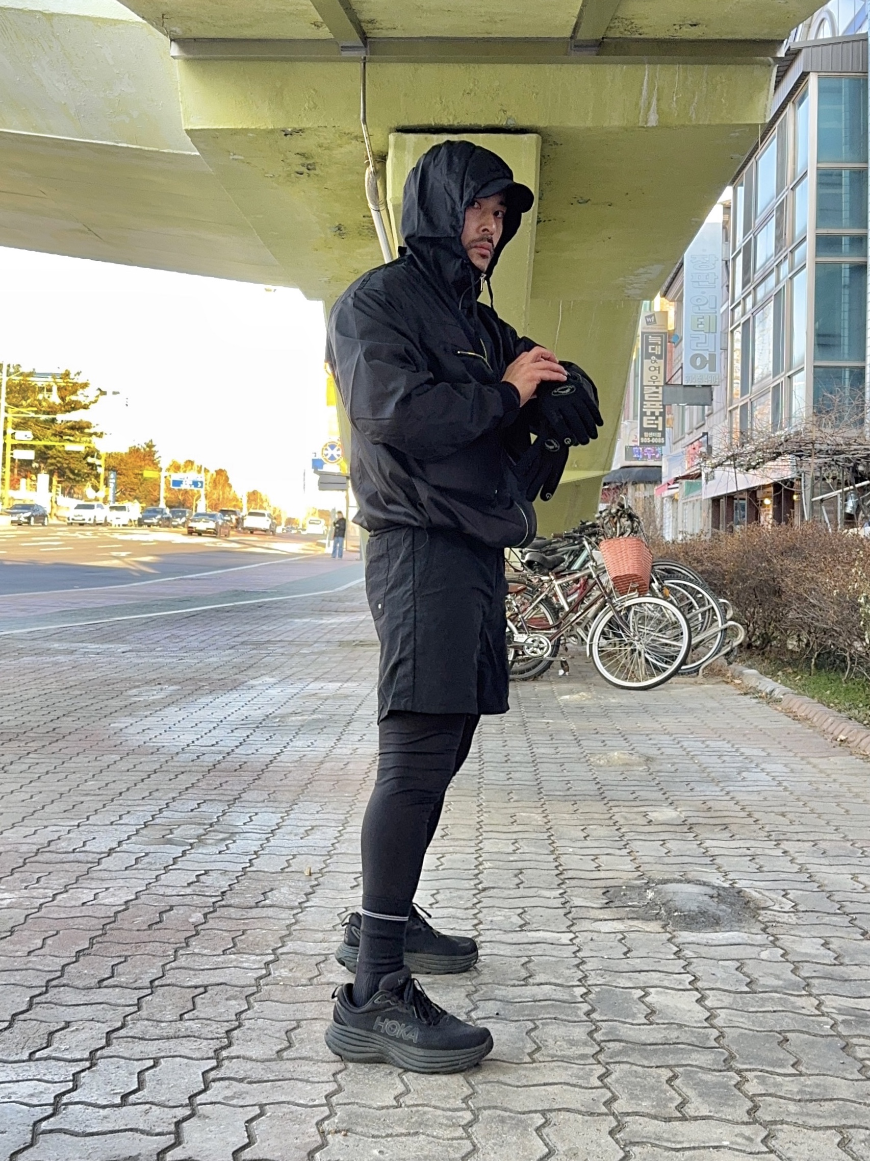 Hoka Bondi 8 Wide Black - 24SS 착용 스타일 - 1