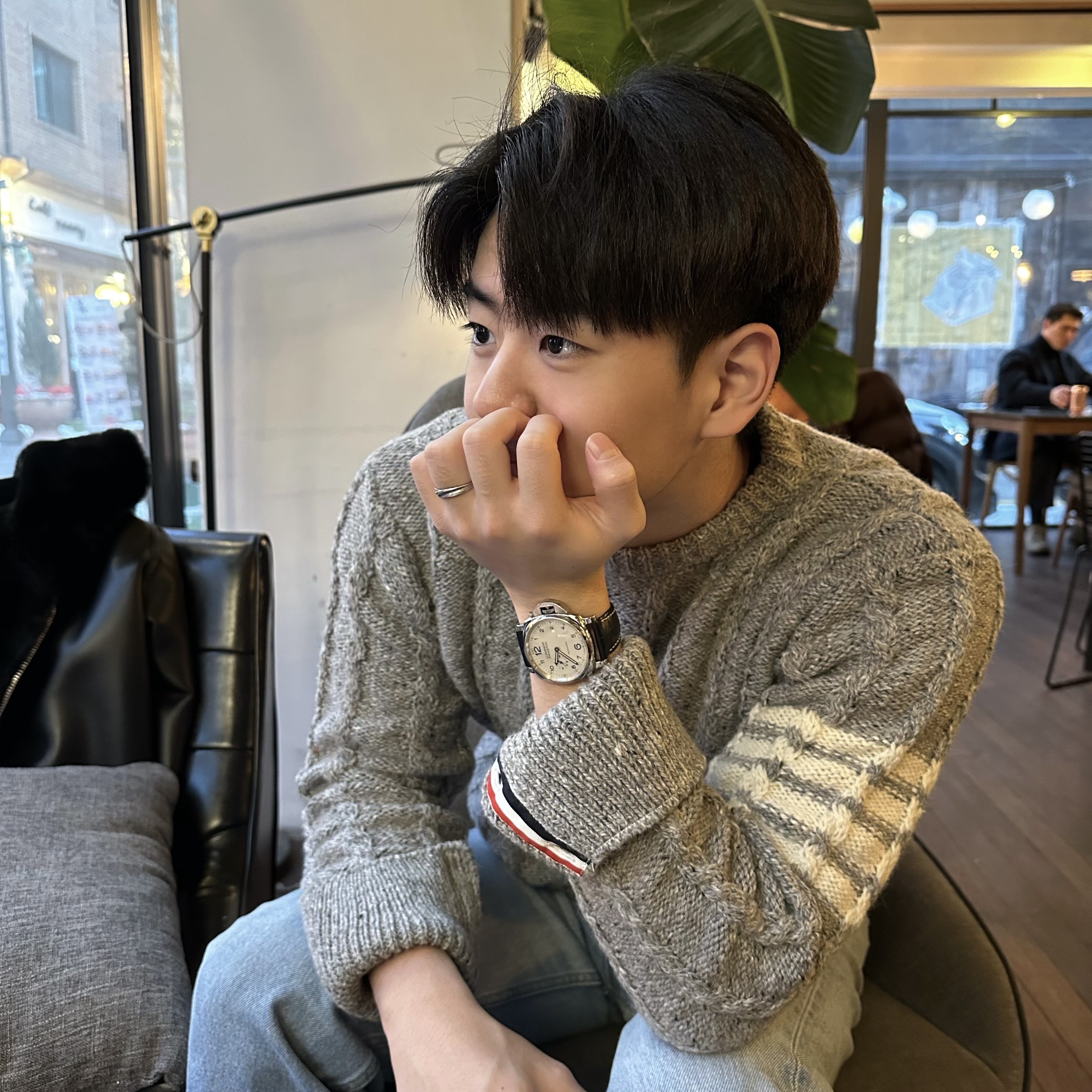Thom Browne Donegal Twist Cable 4-Bar Classic Crewneck Pullover Light Grey 착용 스타일 - 2