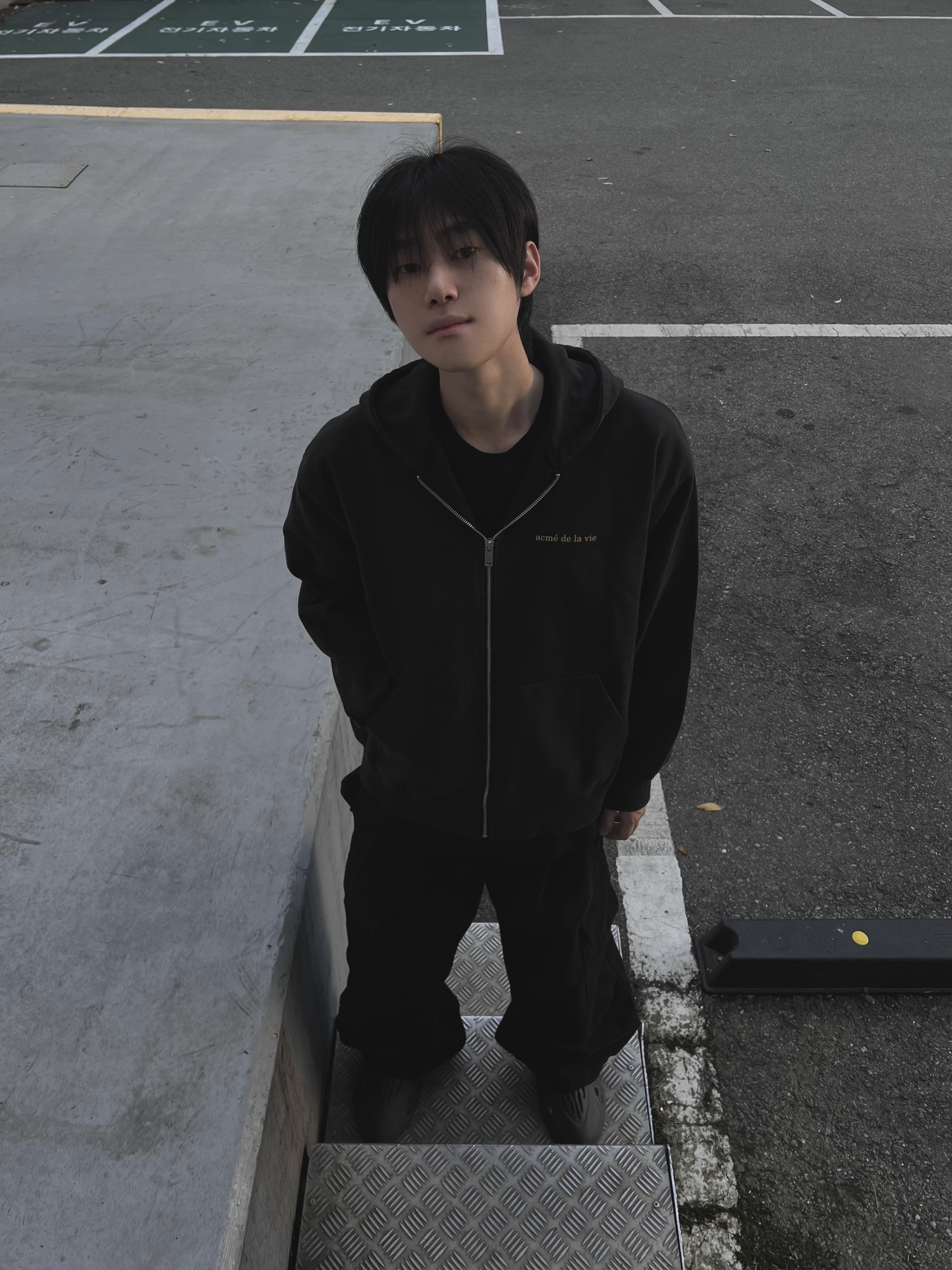 Adidas Yeezy Foam RNNR Onyx 착용 스타일 - 2