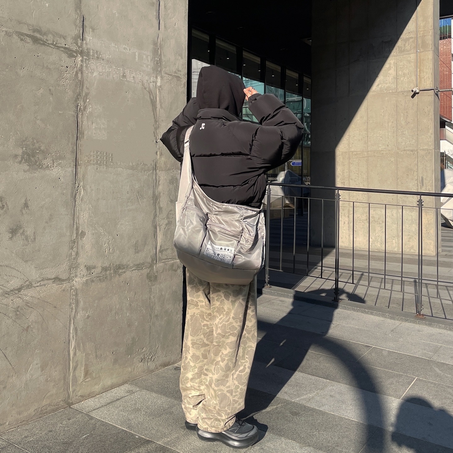 Cav Empt Developed Shoulder Bag Grey - 24FW, Salomon x Comme des Garcons XT-6 Expanse Platform Black 착용 스타일 - 2