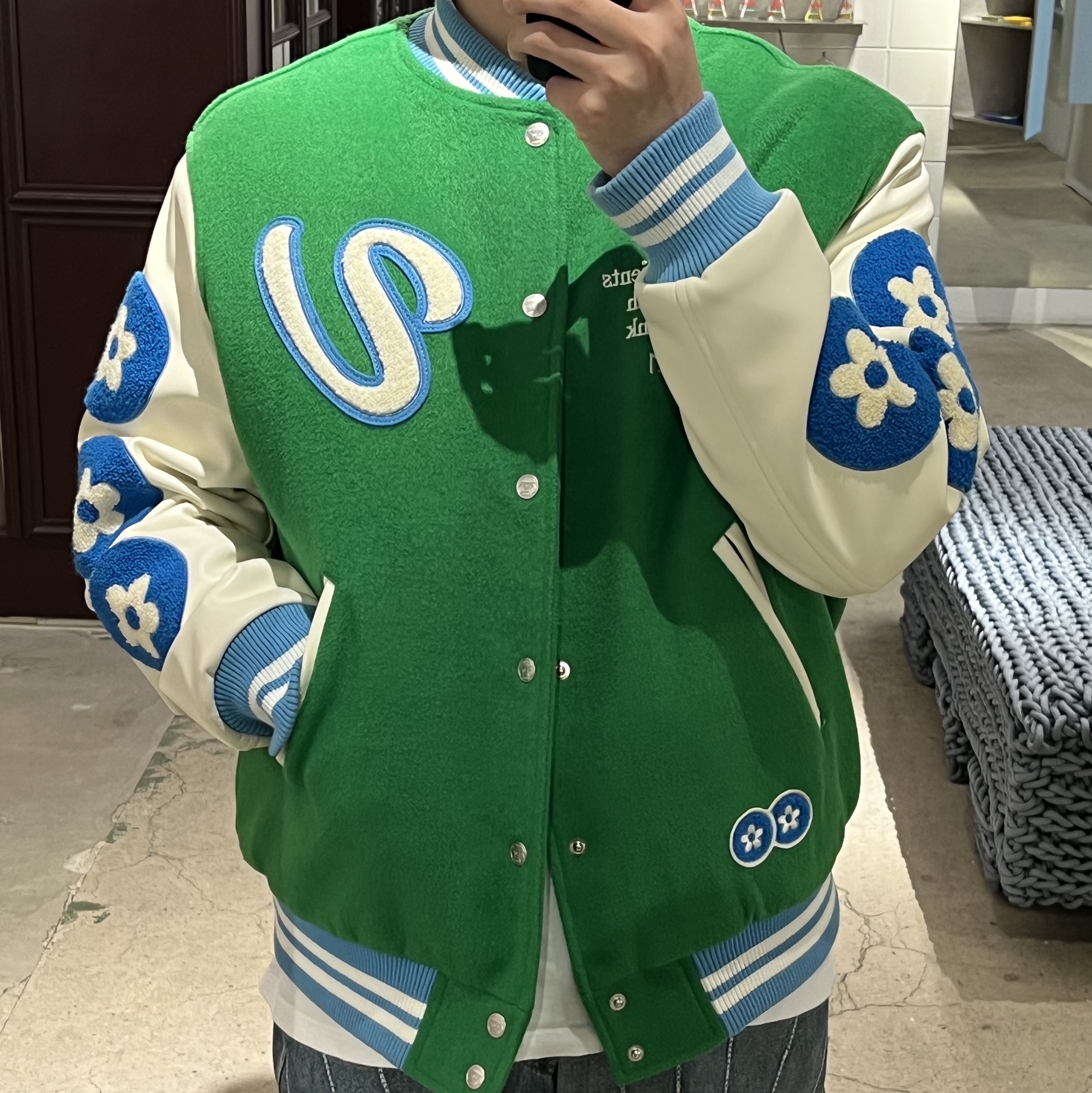 Vandy The Pink Lemonade Varsity Jacket 착용 스타일