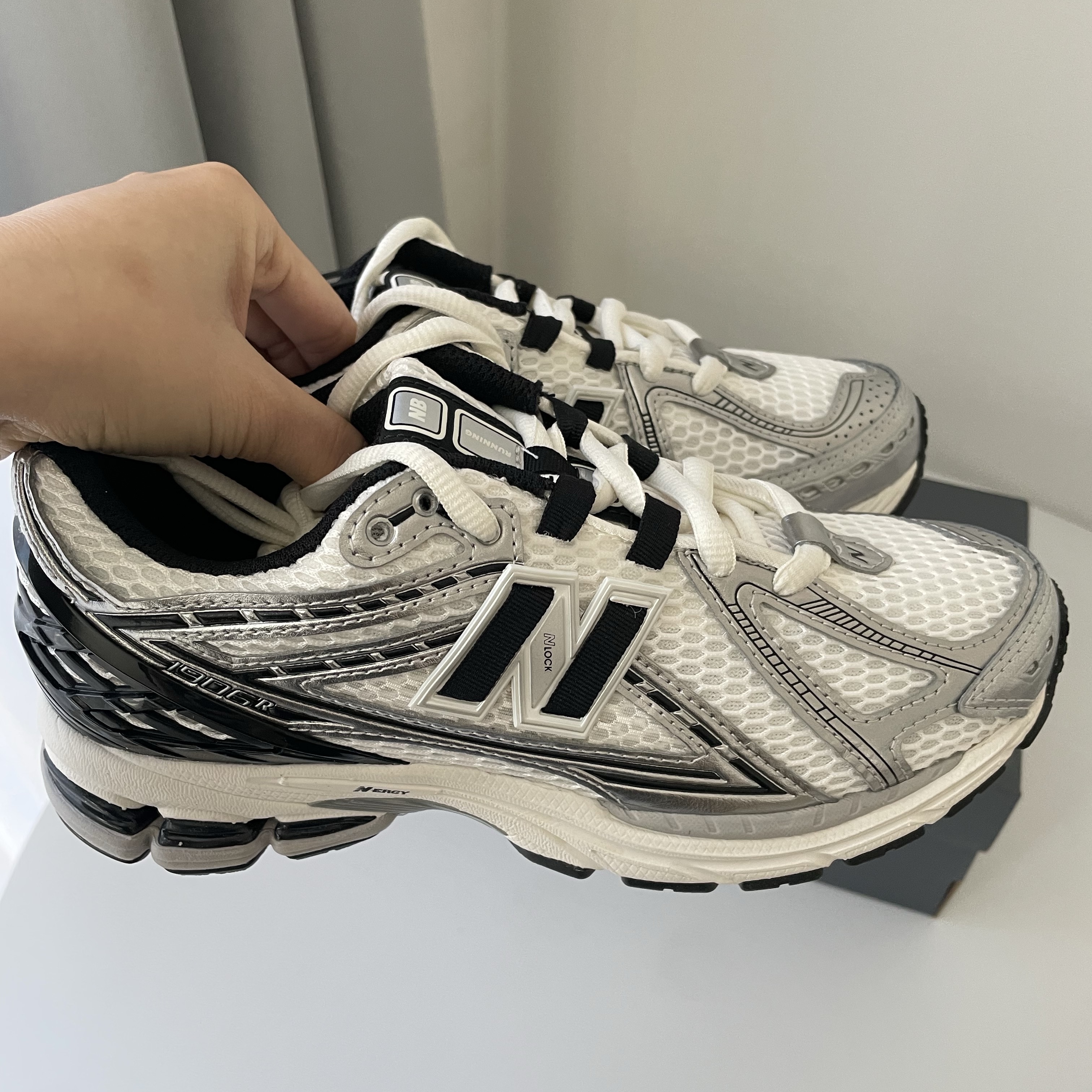 New Balance 1906R Silver Metallic Black 착용 스타일 - 1