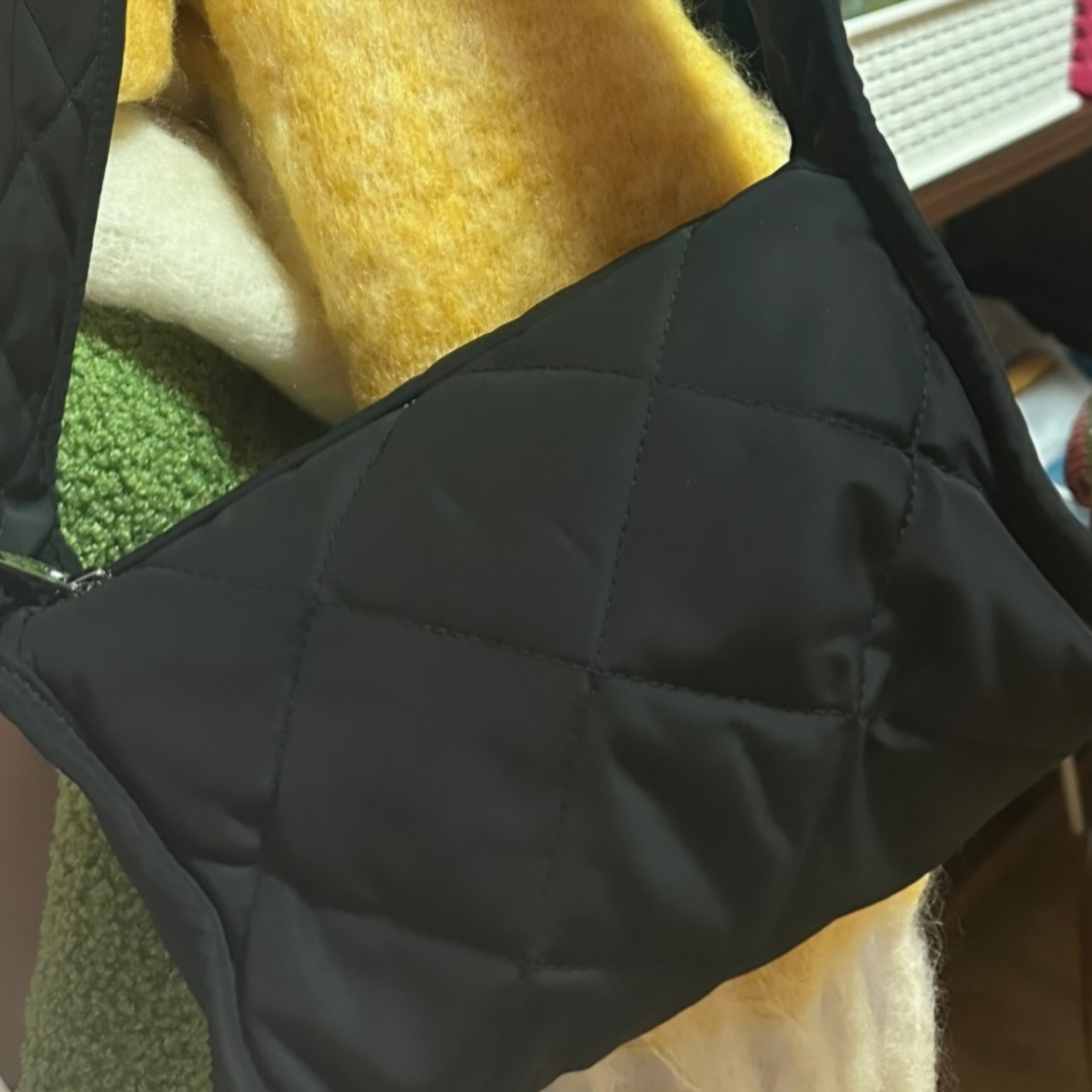 COS Diamond Quilted Mini Crossbody Bag Black 착용 스타일