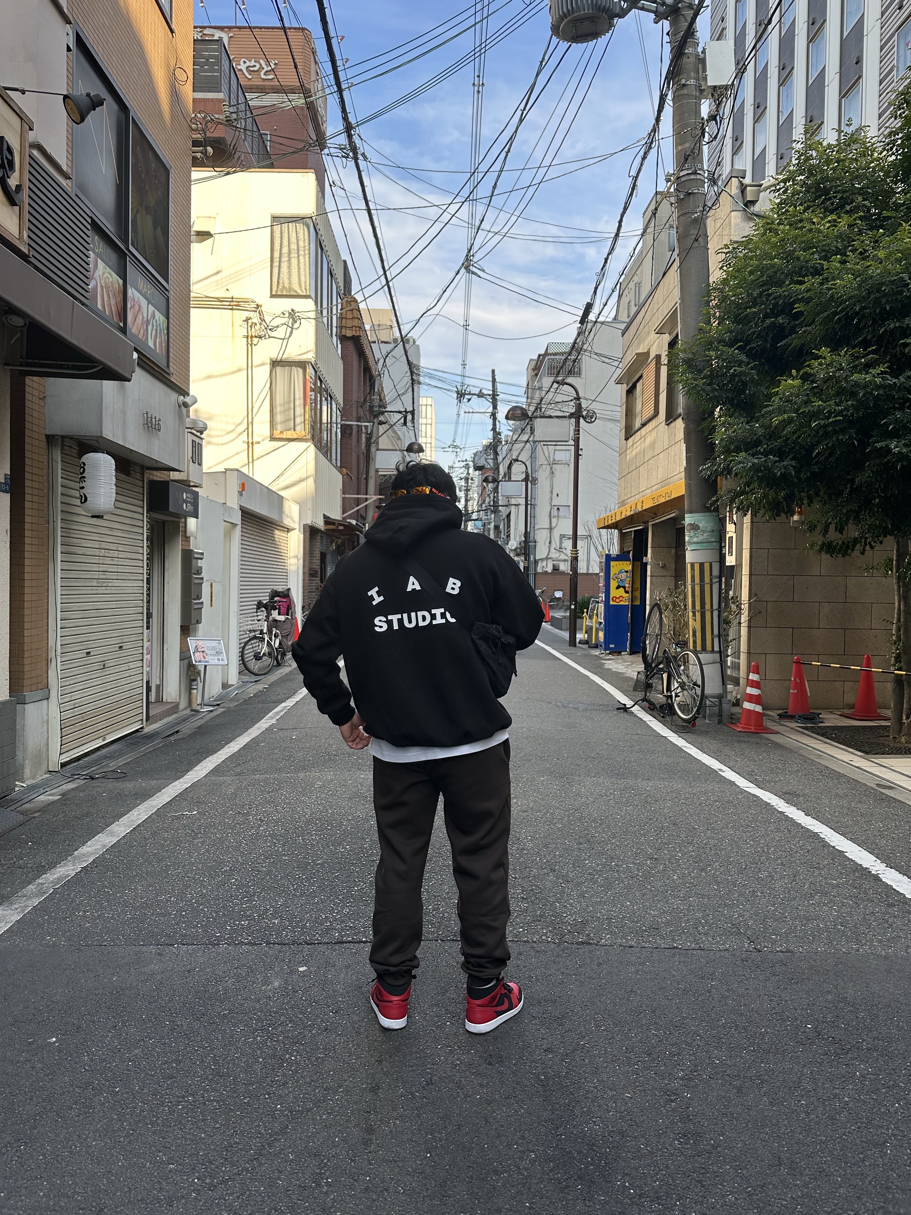 IAB Studio Sweatpants Brown, IAB Studio Hoodie Black 착용 스타일 - 1