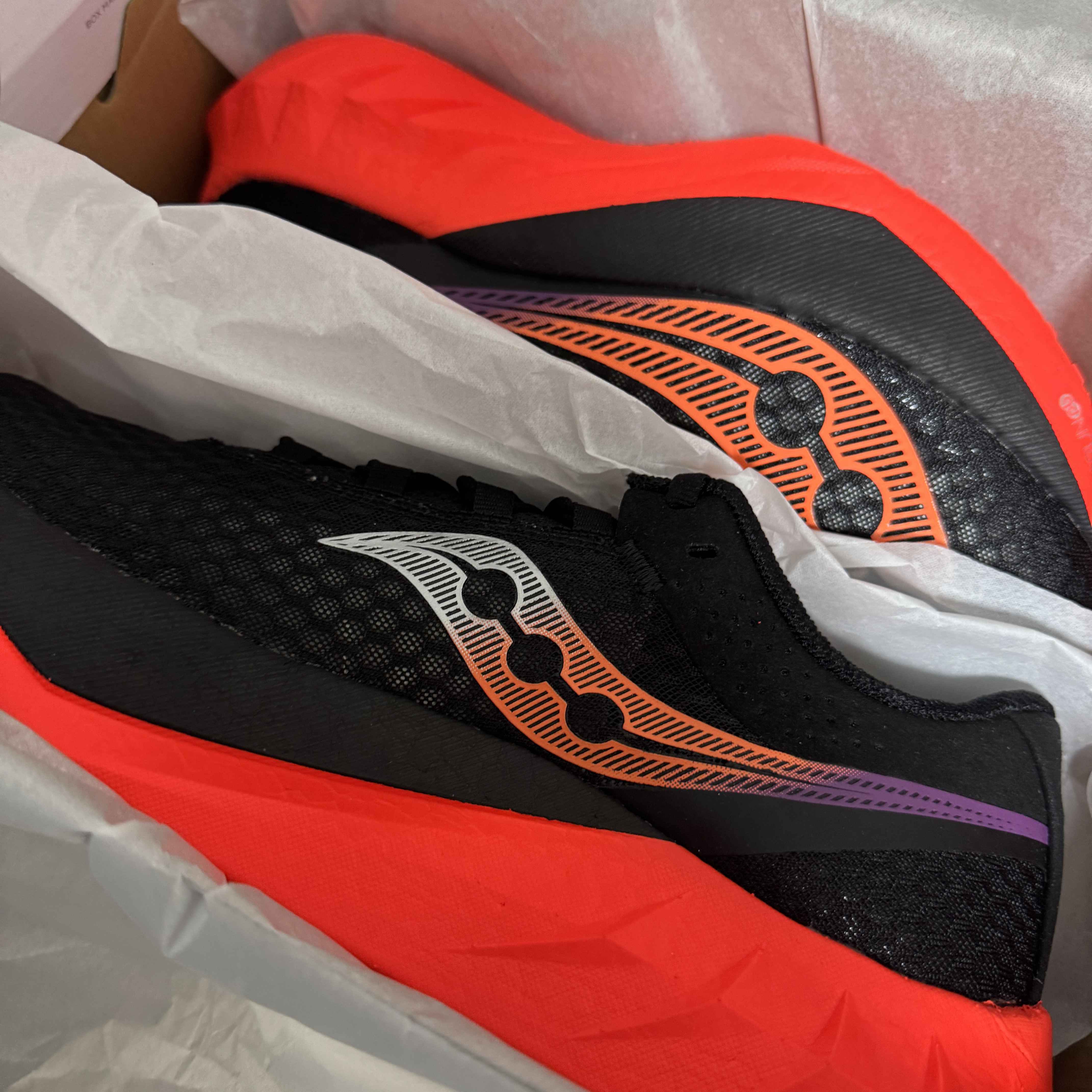 Saucony Endorphin Pro 4 Black Vizired 착용 스타일