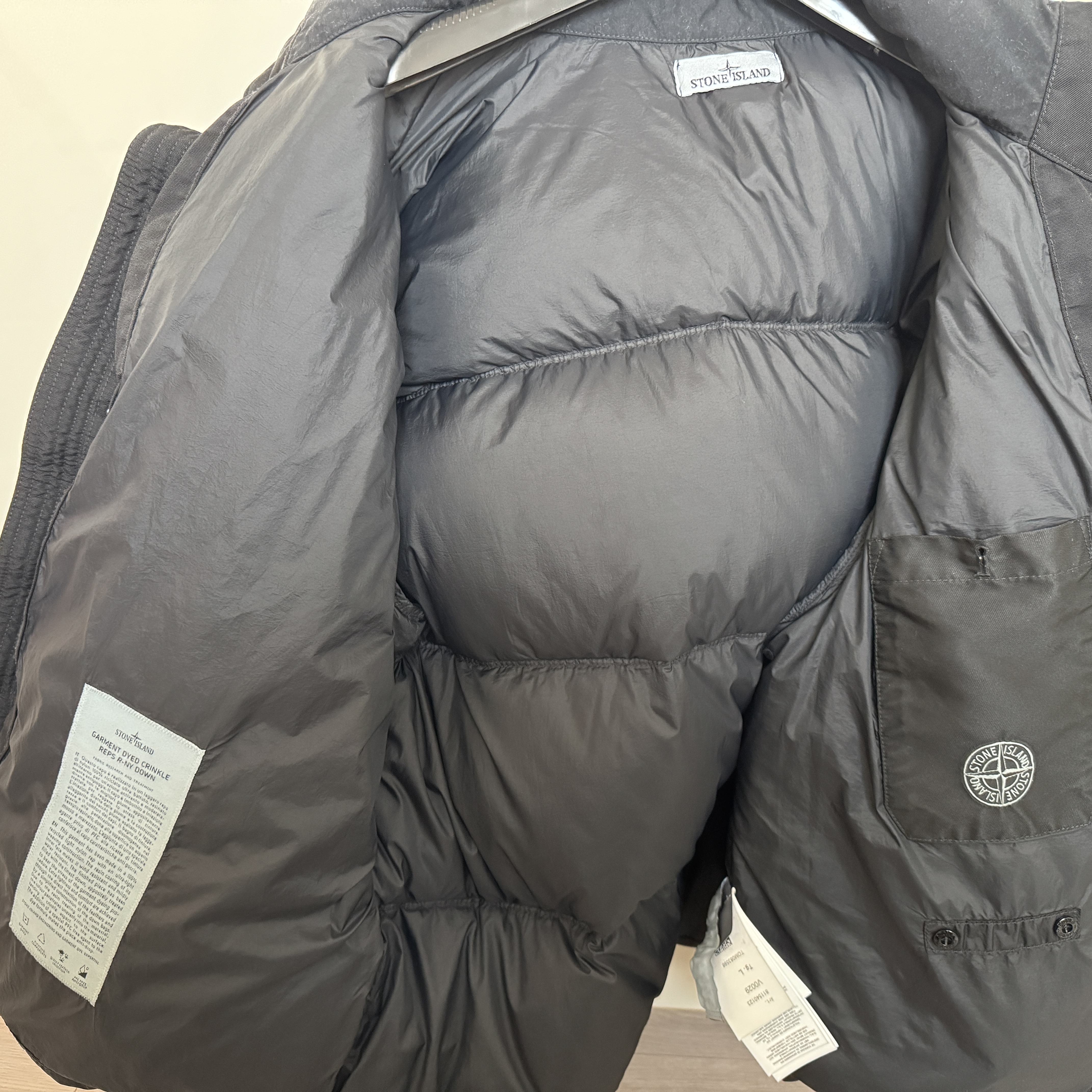 Stone Island 40123 Garment Dyed Crinkle Reps R-NY Down Jacket Black - 24FW 착용 스타일