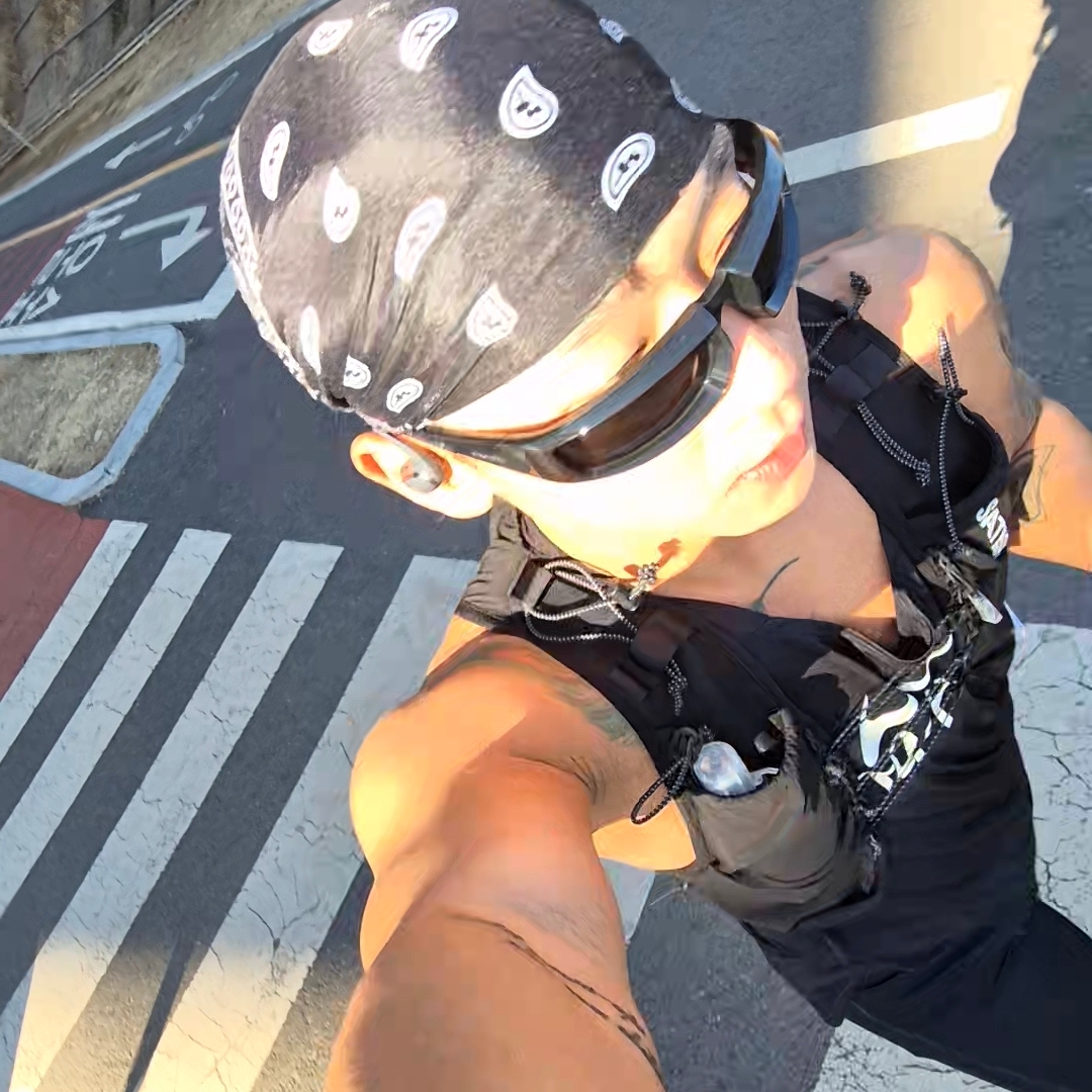 Satisfy Justice Cordura 5L Hydration Vest Black, Prada Runway Sunglasses Slate Gray Lenses 착용 스타일