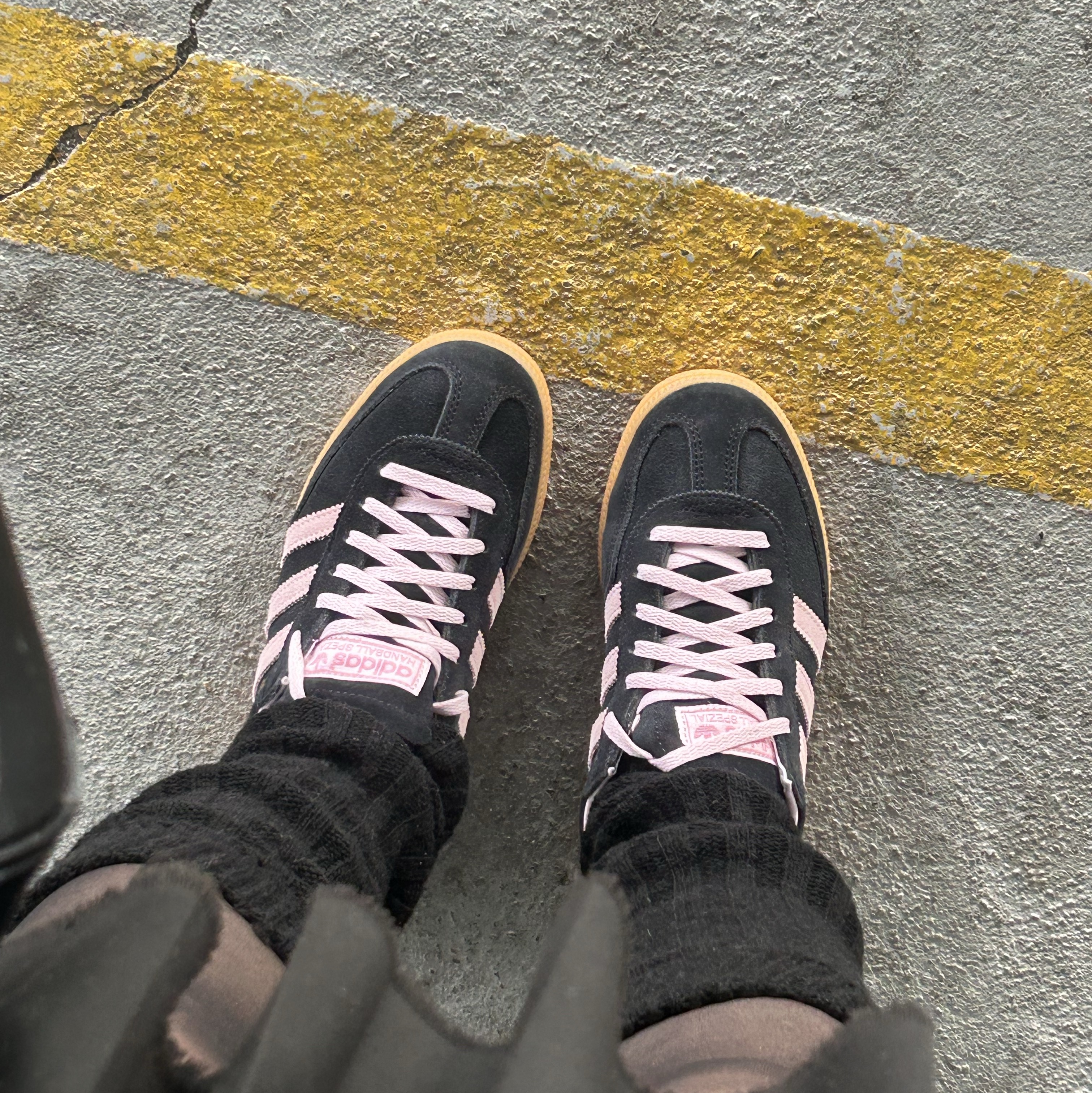 (W) Adidas Spezial Handball Core Black Clear Pink 착용 스타일 - 1