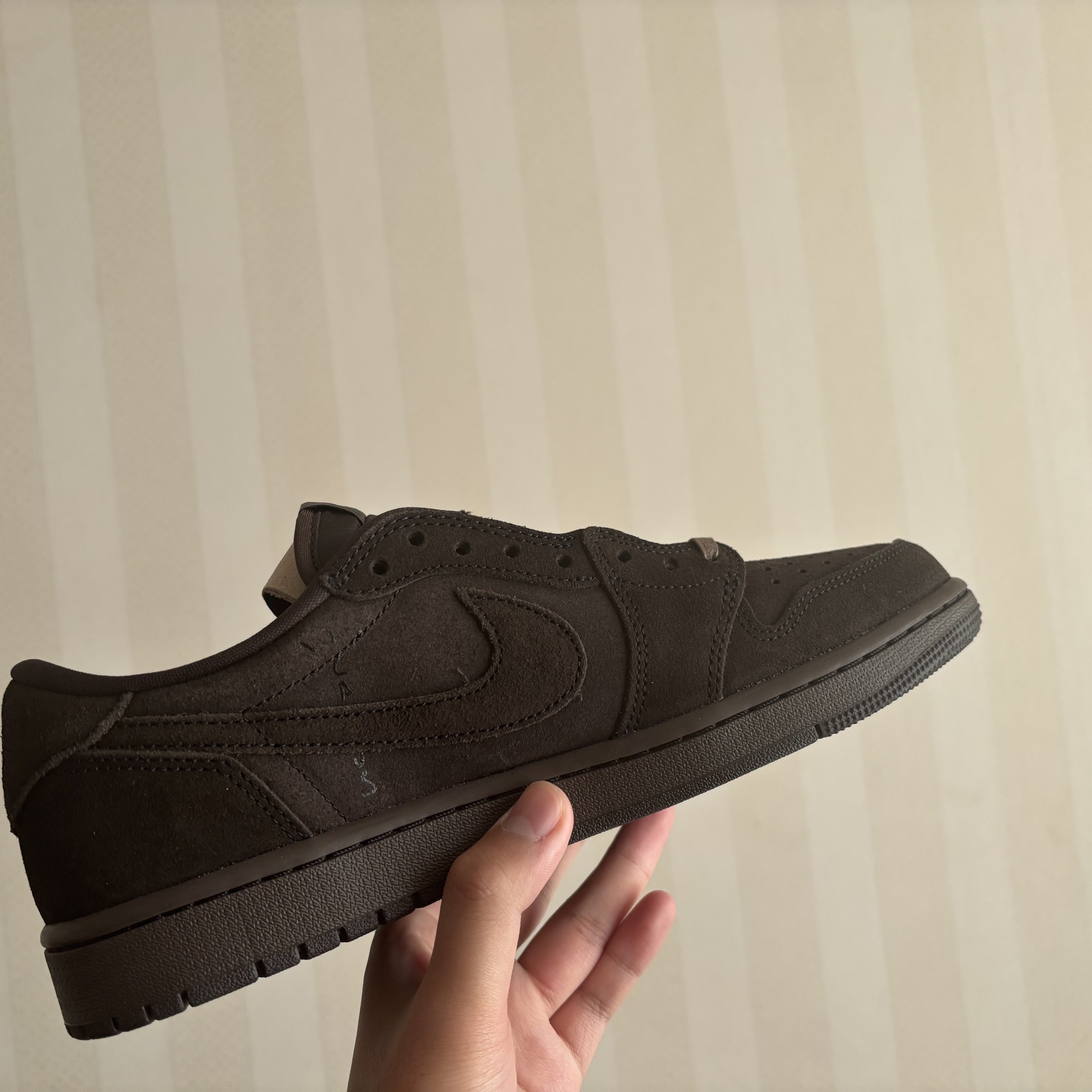 Jordan 1 x Travis Scott Retro Low OG SP Velvet Brown and Dark Mocha 착용 스타일 - 2