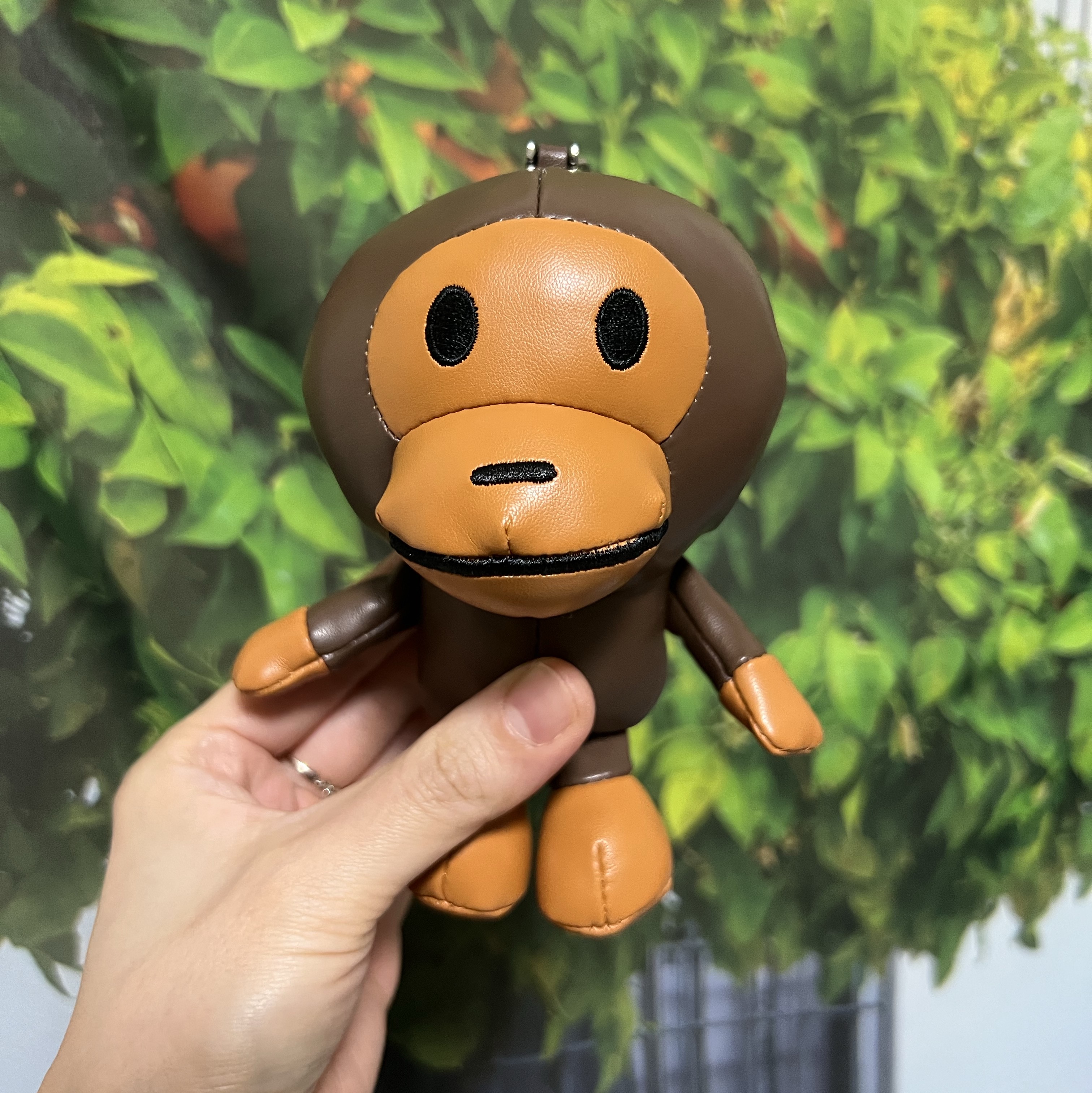 BAPE Baby Milo Plush Doll Keychain Brown 착용 스타일 - 1