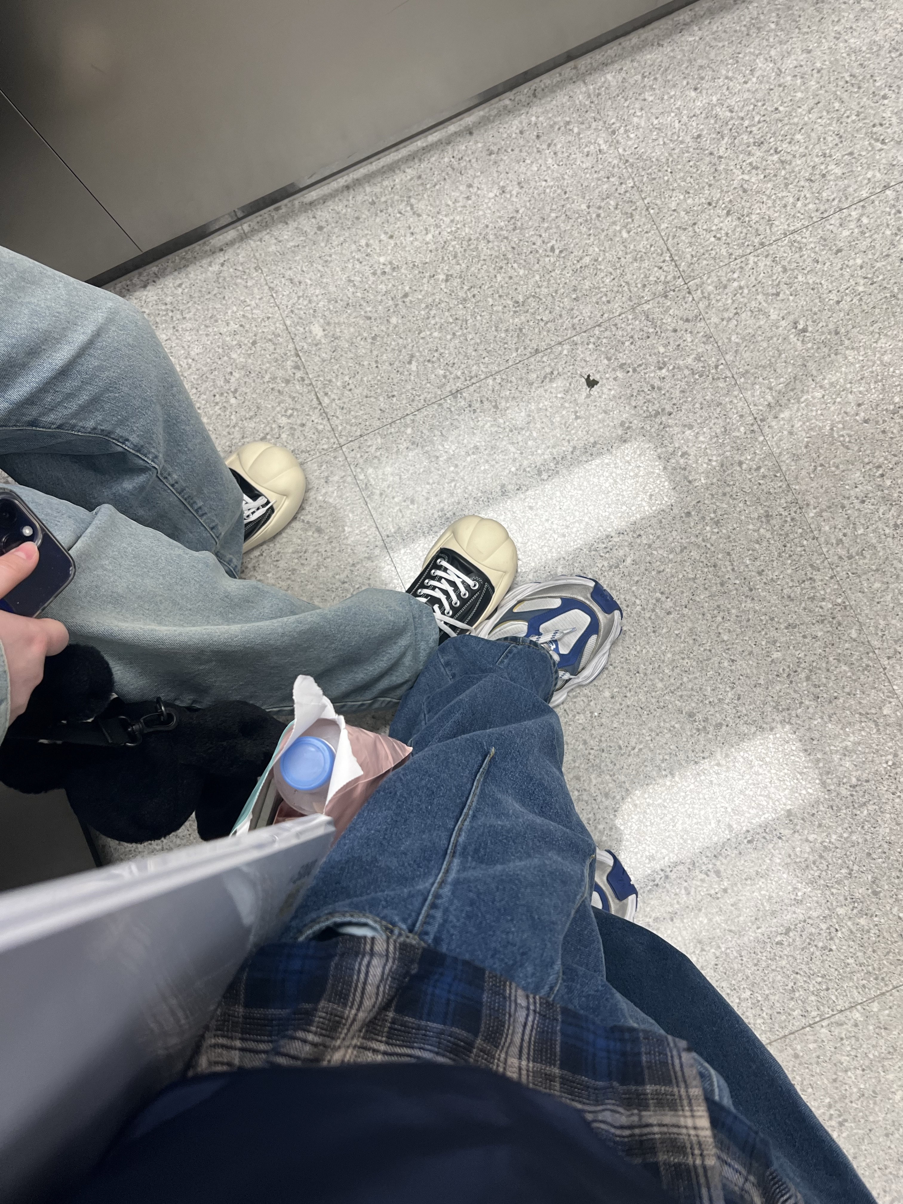 Balenciaga Cargo Sneakers Grey White Blue, Converse Run Star Motion High Black 착용 스타일 - 1