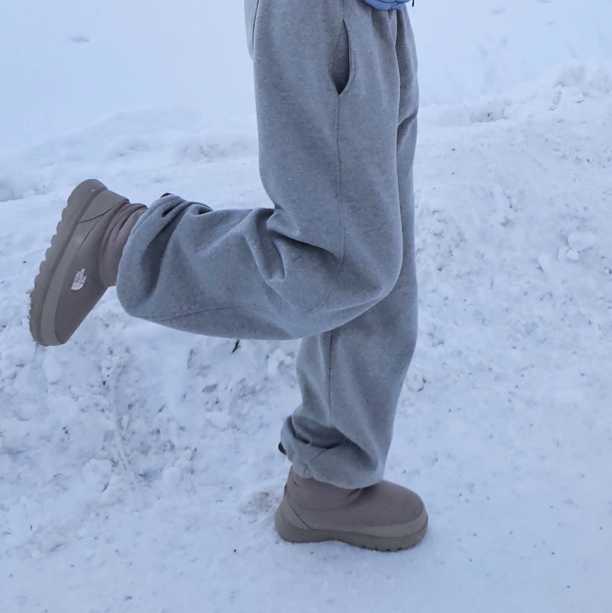 (W) The North Face Camp Bootie Short Beige 착용 스타일