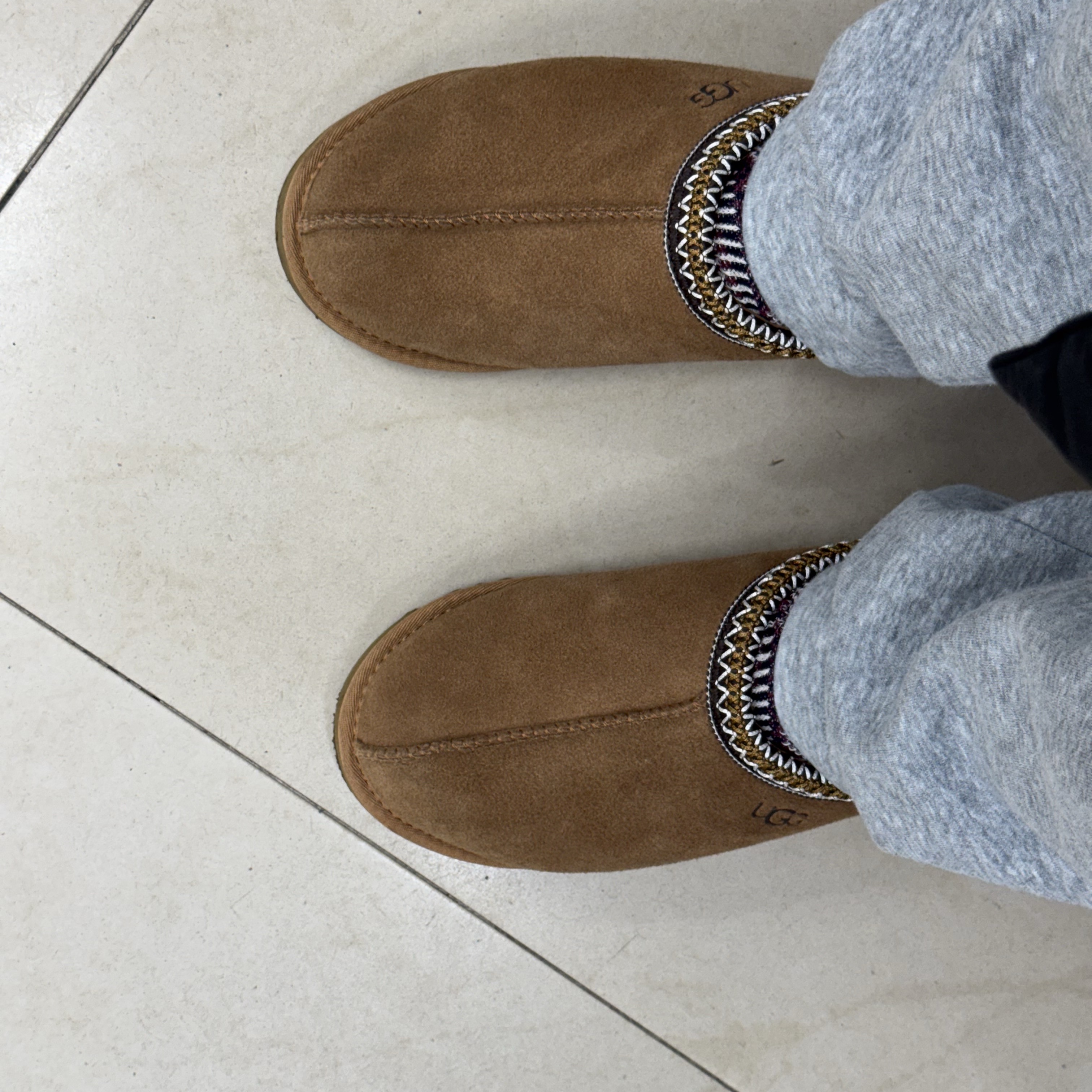 UGG Tasman Slipper Chestnut 착용 스타일
