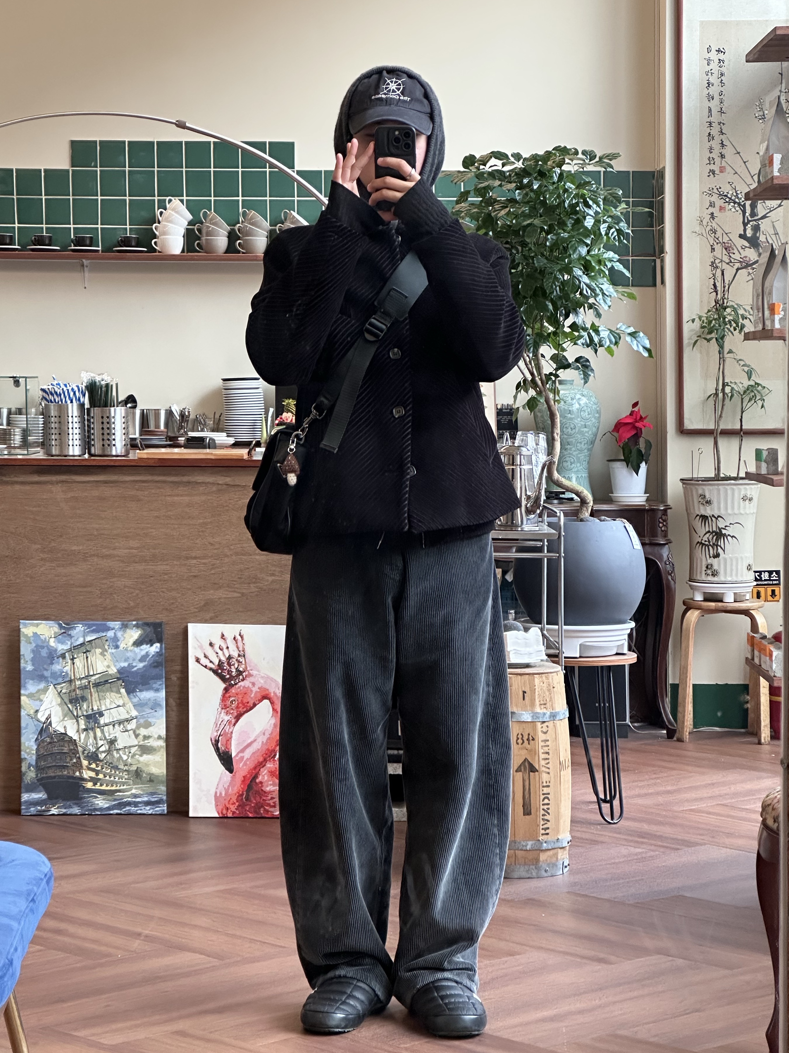 The North Face Thermoball Traction Mule V Black 착용 스타일